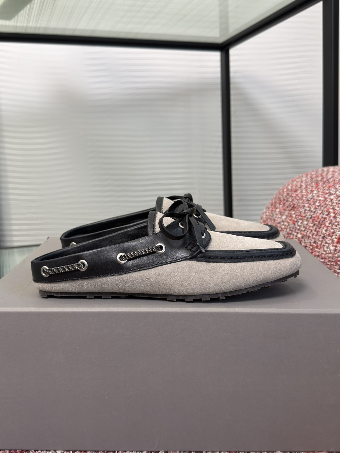 NO:890662,Top version: BRUNELLO CUCINELLI 2026 new summer style square toe straps half drag loafers Italian luxury brand Brunello  Cucinelli's suede loafers, dark brown suede + leather stitching, have a delicate and durable texture. The upper strap design is full of details, the lining is soft, and it is super comfortable to wear. The rubber sole is non-slip, suitable for daily commuting or leisure. The low-key luxury style, quality and craftsmanship, is a representative of high-end men's shoes, and goes well with formal or casual wear. The fabric is imported first-layer cow suede/cowhide, and the lining/foot pad is imported sheepskin. The outsole is original open-molded rubber outsole.  Size35-41 (40 41 customized, non-returnable), half drag, brunello cucinelli, loafers, cowhide, sheepskin19860909顶级版本: BRUNELLO CUCINELLI 2026 夏季新款 方头 绑带 半拖 乐福鞋 意大利奢侈品牌Brunello Cucinelli的绒面乐福鞋,深棕绒面+皮革拼接,质感细腻耐用.鞋面绑带设计,细节满分,内衬柔软,穿着超舒适.橡胶鞋底防滑,日常通勤或休闲都很适合.低调奢华风格,品质与工艺兼具,是高端男士鞋履代表,搭配正装或休闲装都很出彩. 面料进口头层牛反绒/牛皮 内里/垫脚进口羊皮 大底原版开模橡胶大底 Size35-41（40 41定做不退换）,半拖,brunello cucinelli,loafers,cowhide,sheepskin,Women's Shoes