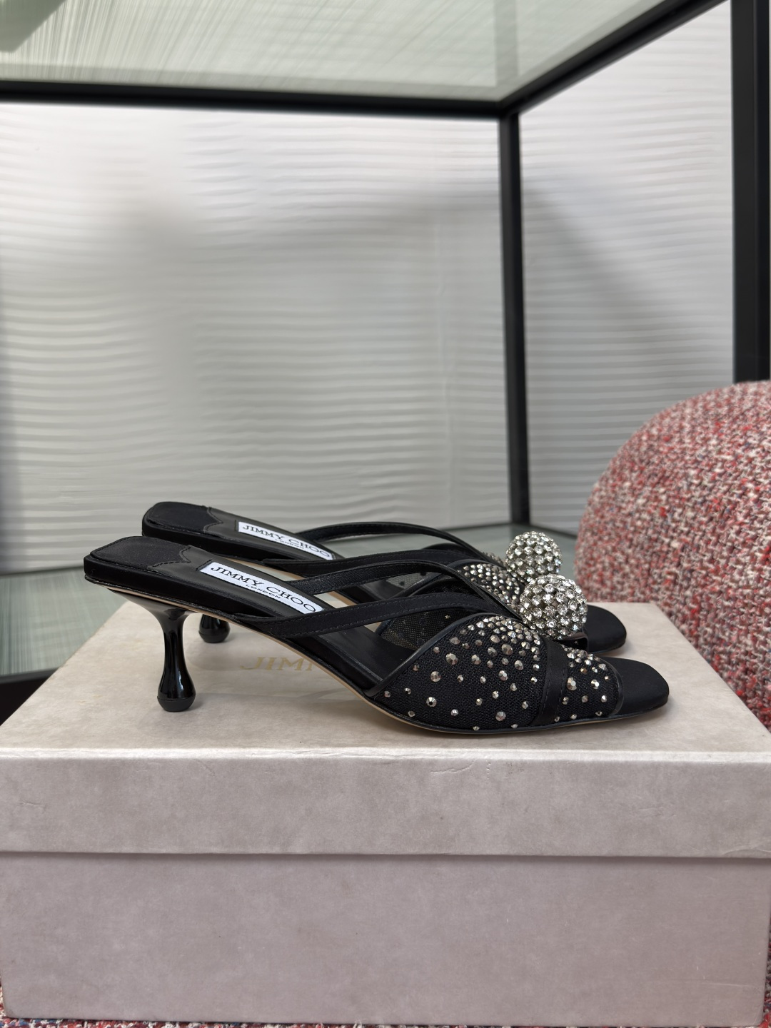 NO:890658,Top version: JIMMY CHOO Jimmy Choo 2026 summer new Siva Mule 50 series, mesh hot diamonds, rhinestone balls, high heels, sandals, Jimmy Choo's Siva Mule 50 series  Made of shiny satin and fine mesh, the sandal is an iconic style embellished with exquisite details. The gradient effect of the crystals creates a luminous gradient on the upper, accented by crystal balls, and thin straps elegantly wrap around the foot. The style is set on a 50mm stiletto heel with a square open toe and delicate contoured straps that wrap around the foot. Fabric Imported mesh/silk Lining/foot pads Imported sheepskin Outsole Imported leather outsole Heel height 5cm  Size35-42 (40 41 42 customized, non-returnable), high heels and slippers, jimmy choo, jimmy choo, sandals, high heels, slippers, sheepskin, real silk, Leather soles19860909顶级版本: JIMMY CHOO吉米周 2026 夏季新款 Siva Mule 50系列 网面烫钻 水钻球 高跟 凉拖 Jimmy Choo这款Siva Mule 50系列 凉鞋由闪亮的缎面和细腻的网眼制成,是一种标志性款式,点缀着精致的细节.水晶的渐变效果在鞋面形成发光渐变,由水晶球点缀,细带优雅地环绕脚部.该款式采用50毫米细高跟,采用方形开放式鞋头和精致的轮廓肩带环绕脚部. 面料进口网纱/真丝 内里/垫脚进口羊皮 大底意大利进口真皮大底 跟高5cm Size35-42（40 41 42定做不退换）,高跟鞋拖鞋,jimmy choo,jimmy choo,sandals,high heels,slippers,sheepskin,real silk,Leather soles,Women's Shoes
