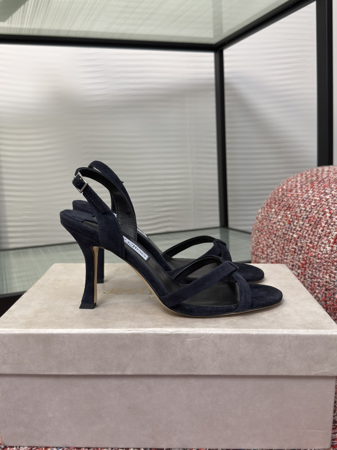 NO:890654,Top version: JIMMY CHOO Jimmy Choo 2026 new summer Elsy series cross-strap high heels sandals Jimmy Choo's Elsy series sandals, these strappy sandals are the ultimate expression of modern minimalism. Made of soft suede, with an elegant cross-strap on the front, and a slingback strap on the heel, forming a refined silhouette and equipped with a sculptural heel. Fabric imported lambskin/sheep goat lining/foot pads imported sheepskin Outsole Italian imported genuine leather outsole Heel height 8.5cm/10.5cm Size35-42 (40 41 42 customized, non-returnable), high heels and sandals,jimmy choo,jimmy choo,sandals,high heels,sheepskin,sheep,Leather soles19860909顶级版本: JIMMY CHOO吉米周 2026 夏季新款 Elsy系列 交叉带 高跟 凉拖 Jimmy Choo这款Elsy系列凉鞋,这些系带凉鞋是现代简约主义的终极体现.采用柔软的绒面革制成,正面配有优雅的的交叉带,后跟配有露跟帶,形成精致的轮廓,并配有雕塑感的鞋跟. 面料进口小羊皮/羊猄 内里/垫脚进口羊皮 大底意大利进口真皮大底 跟高8.5cm/10.5cm Size35-42（40 41 42定做不退换）,高跟鞋凉鞋,jimmy choo,jimmy choo,sandals,high heels,sheepskin,sheep,Leather soles,Women's Shoes