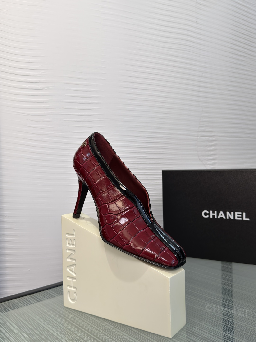 NO:890695,Top version: CHANEL Chanel 2026 Spring and Summer New Square Toe Color Matching High Heels Single Shoes Chanel 26S series patent leather high heels, glossy patent leather + crocodile pattern embossing, super high-end texture!  Black splicing lines are embellished with a full sense of layering. The square toe design is fashionable and makes the feet smaller, but it is simple and elegant. It is very suitable for matching skirts or trousers and easily enhances the look. Fabric imported sheepskin/crocodile pattern cowhide/cow patent leather. Imported sheepskin lining. Outsole. Genuine leather outsole imported from Italy. Heel height 9.5cm. Size35-41 (40 41 custom-made and non-refundable). High-heeled shoes, chanel, chanel, high  heels,skirts,cowhide,sheepskin,Leather soles19860909顶级版本: CHANEL 香奈儿 2026 春夏新款 方头 拼色 高跟 单鞋 Chanel 香奈儿26S系列漆皮高跟鞋,亮面漆皮+鳄鱼纹压花,质感超高级！黑色拼接线条点缀,层次感满满,方头设计时髦又显脚小,但简约大气,超适合搭配裙装或裤装,轻松提升造型感. 面料进口羊皮/鳄鱼纹牛皮/牛漆皮 内里进口羊皮 大底意大利进口真皮大底 跟高9.5cm Size35-41（40 41定做不退换）,高跟鞋单鞋,chanel,chanel,high heels,skirts,cowhide,sheepskin,Leather soles,Women's Shoes