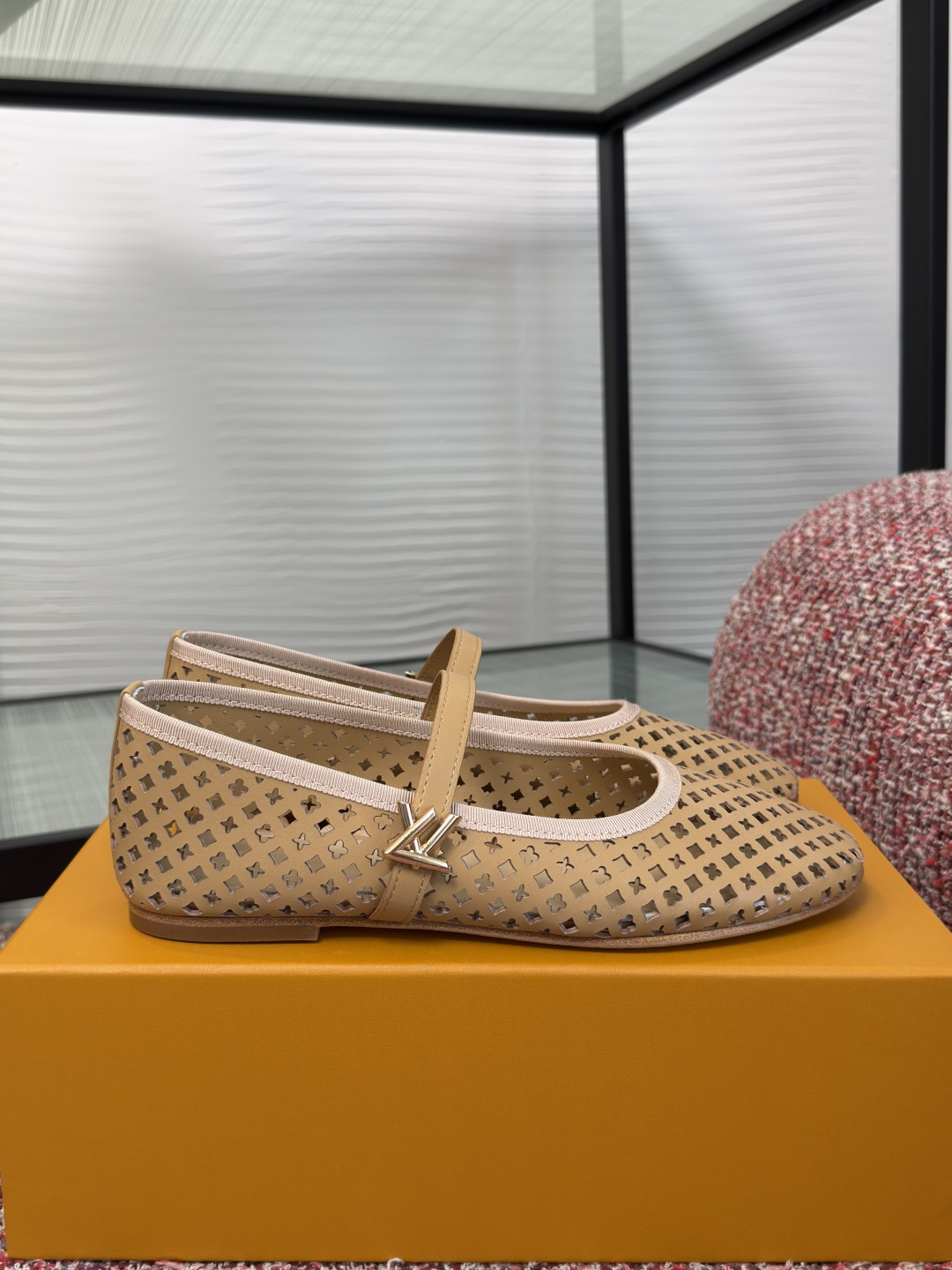 NO:900404,Top version: LV Louis Vuitton 2026 new summer ROMY series hollow flat ballet shoes This Romy flat ballet shoes combines a cowhide hollow upper and a leather outsole, using hollow fabric to reinterpret the classic design. The hollow structure Monogram pattern, round toe silhouette with slim ribbon, LV Twist decorative track for exquisite workmanship. Fabric: Imported calfskin, lining/feet imported sheepskin  The sole is genuine leather outsole imported from Italy. Size: 35-41 (40 and 41 are customized and non-returnable), ballet shoes, louis vuitton, louis vuitton, cowhide, sheepskin, Leather soles19860909顶级版本: LV路易威登 2026 夏季新款 ROMY系列 镂空 平底 芭蕾舞鞋 本款 Romy 平底芭蕾鞋融合牛皮镂空鞋面和皮革外底,以镂空面料焕新演绎经典设计.镂空构筑 Monogram 图案,圆头廓形搭配纤细饰带,LV Twist 装饰道出工致意趣. 面料:进口小牛皮 内里/垫脚进口羊皮 鞋底意大利进口真皮大底 Size : 35-41（40 41定做不退换）,芭蕾舞鞋,louis vuitton,louis vuitton,cowhide,sheepskin,Leather soles,Women's Shoes