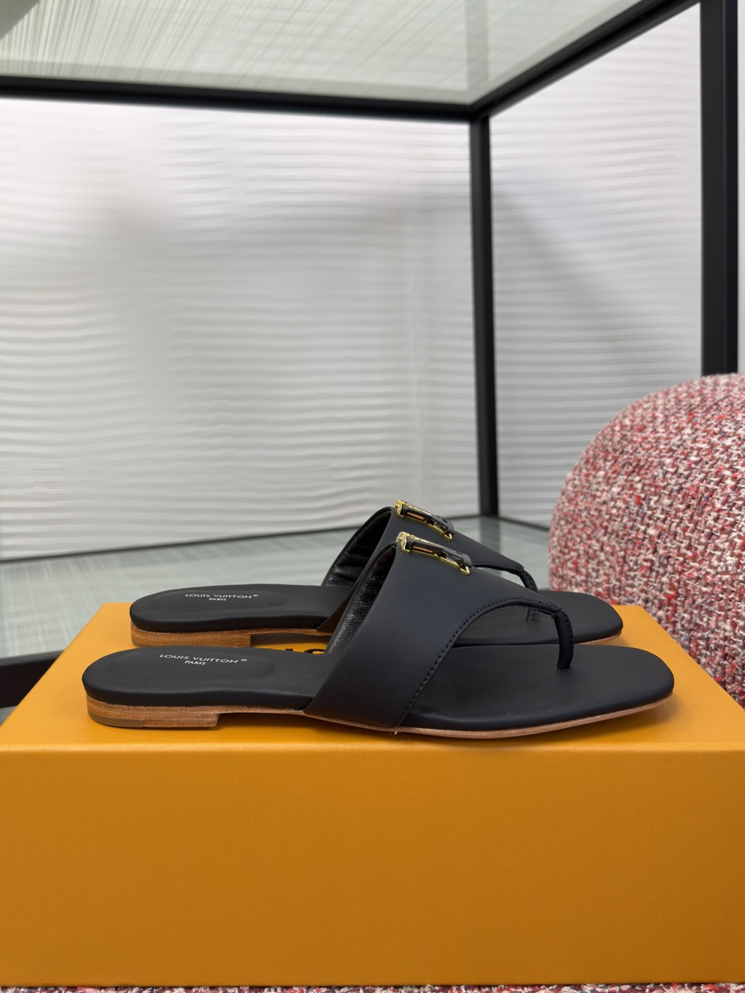NO:900398,Top version: LV Louis Vuitton 2026 new summer MARE limited series flip-flops. This LV Mare flat flip-flops are made of smooth cow leather to create an elegant and comfortable configuration. The wide V-shaped laces support the foot and gradually narrow at the toe. The LV letters made of tonal leather and metal not only mark the identity of the series, but also evoke memories of the classic Capucines handbags.  This series of masterpieces comes with exclusive packaging, imbued with the charming style of the Côte d'Azur. It comes with limited charms and the brand's iconic beach hut handbag, allowing you to enjoy the leisurely fun of midsummer - limited edition, subject to availability. Fabric: Imported cowhide, lining/foot pads, imported sheepskin, sole imported from Italy, genuine leather outsole Size: 35-40 (custom-made for 40, non-refundable), split-toe shoes, louis vuitton, louis  vuitton,cowhide,sheepskin,leather soles19860909顶级版本: LV路易威登 2026 夏季新款 MARE限量系列 夹趾 平底人字拖 本款 LV Mare 平底人字拖以柔滑牛皮革塑造优雅而惬意的构型.V 形宽幅鞋带支撑足部,并在脚趾处逐渐收窄.同色调皮革和金属制成的 LV 字母在标记系列身份的同时,唤起对经典 Capucines 手袋的回忆. 本系列臻作搭配专属包装,浸染蔚蓝海岸的迷人风情,随附限定挂饰与品牌标志性海滩小屋手袋,尽揽盛夏悠然意趣——限量呈献,售完即止. 面料: 进口牛皮 内里/垫脚进口羊皮 鞋底意大利进口真皮大底 Size : 35-40（40定做不退换）,分趾鞋,louis vuitton,louis vuitton,cowhide,sheepskin,Leather soles,Women's Shoes