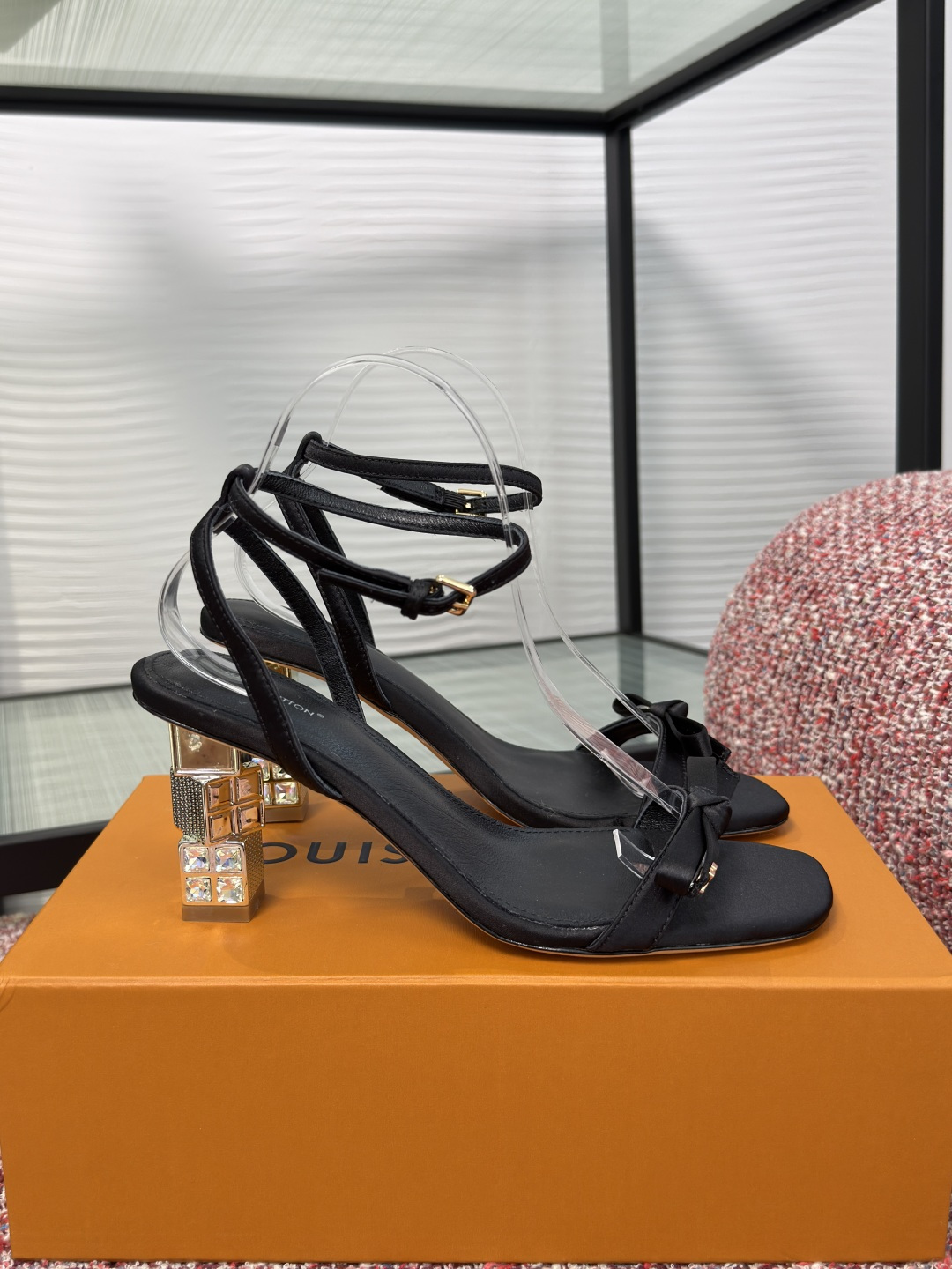 NO:900392,Top version: LV Louis Vuitton 2026 summer new CUBE series bow square rhinestone heels sandals this style LV  The Cube sandal gets its name from its unique heel design, which consists of three superimposed cubes with either engraved surfaces or inlaid with rhinestones. This playful detail echoes the accessories design on the Spring/Summer 2026 fashion show, complementing the delicate satin upper and slim shoelaces. The toe strap is embellished with a bow studded with rivets and embellished with the LV initials. Fabric: Imported silk Lining/foot pads Imported sheepskin  The sole is genuine leather outsole imported from Italy. The heel height is 6.5cm. Size: 35-41 (40 and 41 are customized and non-returnable), high heels and sandals, louis vuitton, louis vuitton, sandals, high heels, sheepskin, real silk, Leather soles19860909顶级版本: LV路易威登 2026 夏季新款 CUBE系列 蝴蝶结 方块水钻跟 凉鞋 本款LV Cube凉鞋得名于其别具一格的鞋跟设计,由三个叠加的立方体组成,表面或经雕刻处理,或镶嵌水钻.这一充满戏谑感的细节呼应了2026春夏时装秀上的配饰设计,与精致的缎面鞋面及纤细鞋带相得益彰.鞋头饰带上点缀着一个镶有铆钉并饰有LV字母首字母的蝴蝶结. 面料: 进口真丝 内里/垫脚进口羊皮 鞋底意大利进口真皮大底 跟高6.5cm Size : 35-41（40 41定做不退换）,高跟鞋凉鞋,louis vuitton,louis vuitton,sandals,high heels,sheepskin,real silk,Leather soles,Women's Shoes