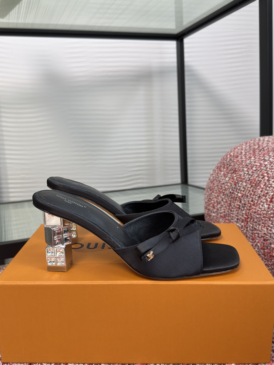 NO:900387,Top version: LV Louis Vuitton 2026 Summer New CUBE Series Bow Tie Square Rhinestone Heel Slippers This LV  The Cube sandal gets its name from its unique heel design, which consists of three superimposed cubes with either engraved surfaces or inlaid with rhinestones. This playful detail echoes the accessories design on the Spring/Summer 2026 fashion show, complementing the delicate satin upper and slim shoelaces. The toe strap is embellished with a bow studded with rivets and embellished with the LV initials. Fabric: Imported silk Lining/foot pads Imported sheepskin  The sole is genuine leather outsole imported from Italy. Heel height is 6.5cm. Size: 35-41 (40 and 41 are custom-made and cannot be returned or exchanged), high heels and slippers, louis vuitton, louis vuitton, sandals, high heels, slippers, sheepskin, real silk, Leather soles19860909顶级版本: LV路易威登 2026 夏季新款 CUBE系列 蝴蝶结 方块水钻跟 拖鞋 本款LV Cube凉鞋得名于其别具一格的鞋跟设计,由三个叠加的立方体组成,表面或经雕刻处理,或镶嵌水钻.这一充满戏谑感的细节呼应了2026春夏时装秀上的配饰设计,与精致的缎面鞋面及纤细鞋带相得益彰.鞋头饰带上点缀着一个镶有铆钉并饰有LV字母首字母的蝴蝶结. 面料: 进口真丝 内里/垫脚进口羊皮 鞋底意大利进口真皮大底 跟高6.5cm Size : 35-41（40 41定做不退换）,高跟鞋拖鞋,louis vuitton,louis vuitton,sandals,high heels,slippers,sheepskin,real silk,Leather soles,Women's Shoes