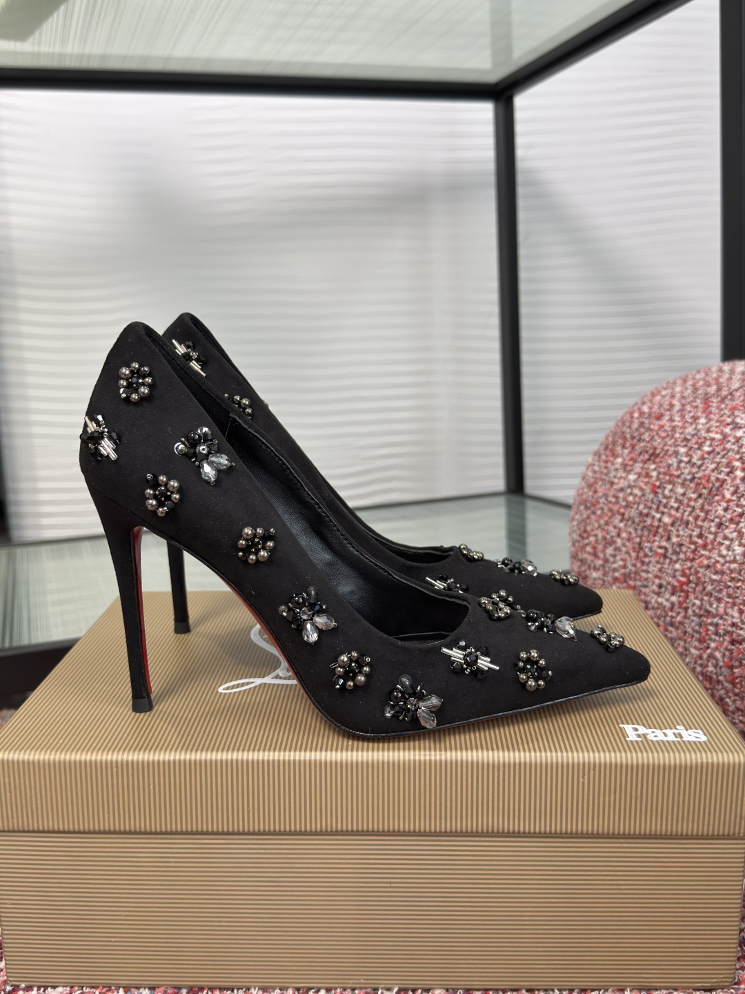 NO:902236,Top version: Christian Louboutin 2026 new summer style, pointed toe, handmade beads, stiletto heels, high heels, Christian Louboutin beaded high heels, iconic red sole design, highly recognizable!  The upper is made of black suede, embellished with delicate flowers and crystals, and is full of luxury. The pointed stiletto heels are elegant and show long legs. Handmade, comfortable and fashionable, it is a classic choice in the high-end fashion circle!  Fabric imported suede Lining/foot pads imported grained pearlescent sheepskin Outsole Original imported AR1 top leather outsole Heel height 10cm Size34-43 (34 40 41 42 43 customized and non-refundable), high heels, high heels, sheepskin, chamois leather, Leather soles19860909顶级版本: Christian Louboutin 2026 夏季新款 尖头 手工珠 细高跟 高跟鞋 Christian Louboutin珠饰高跟鞋,标志性红底设计,辨识度超高！鞋面是黑色绒面,点缀精致花朵和水晶,奢华感满满.尖头细高跟,优雅又显腿长.手工制作,舒适又时尚,是高端时尚圈的经典之选！ 面料进口麂皮 内里/垫脚进口粒面珠光羊皮 大底原版进口AR1顶级真皮大底 跟高10cm Size34-43（34 40 41 42 43定做不退换）,高跟鞋单鞋,high heels,sheepskin,chamois leather,Leather soles,Women's Shoes