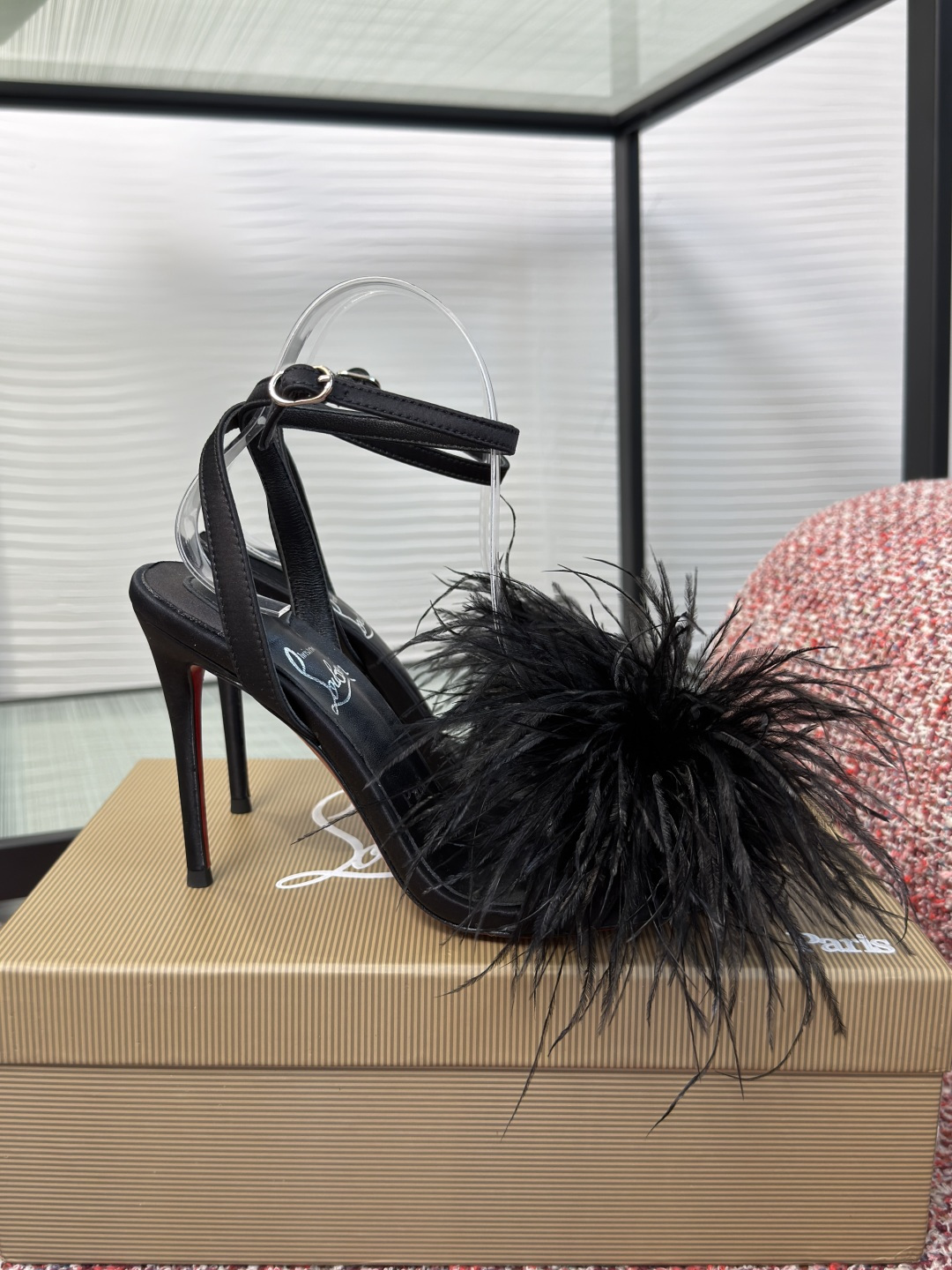 NO:902290,Top version: Christian Louboutin 2026 new summer style Miss Z Plumes feather series stiletto sandals Christian Louboutin black feather high-heeled sandals, decorated with feathers on the toe, are luxurious and artistic. Suitable for formal occasions such as dinners and parties. Hand-sewn, exquisite details, comfortable and beautiful, they are a popular choice for fashion lovers and celebrity red carpets. Fabric imported silk Lining/foot pads imported grained pearl sheepskin outsole Original imported AR1 top genuine leather outsole Heel height 10cm  Size34-43 (34 40 41 42 43 customized, non-refundable), high heels sandals, sandals, high heels, sheepskin, real silk, Leather soles19860909顶级版本: Christian Louboutin 2026 夏季新款 Miss Z Plumes羽毛系列 细高跟 凉鞋 Christian Louboutin黑色羽毛高跟凉鞋,鞋头点缀羽毛,奢华又艺术感满满.适合晚宴、派对等正式场合.手工缝制,细节精致,舒适又美观,是时尚爱好者和明星红毯的热门选择. 面料进口真丝 内里/垫脚进口粒面珠光羊皮 大底原版进口AR1顶级真皮大底 跟高10cm Size34-43（34 40 41 42 43定做不退换）,高跟鞋凉鞋,sandals,high heels,sheepskin,real silk,Leather soles,Women's Shoes