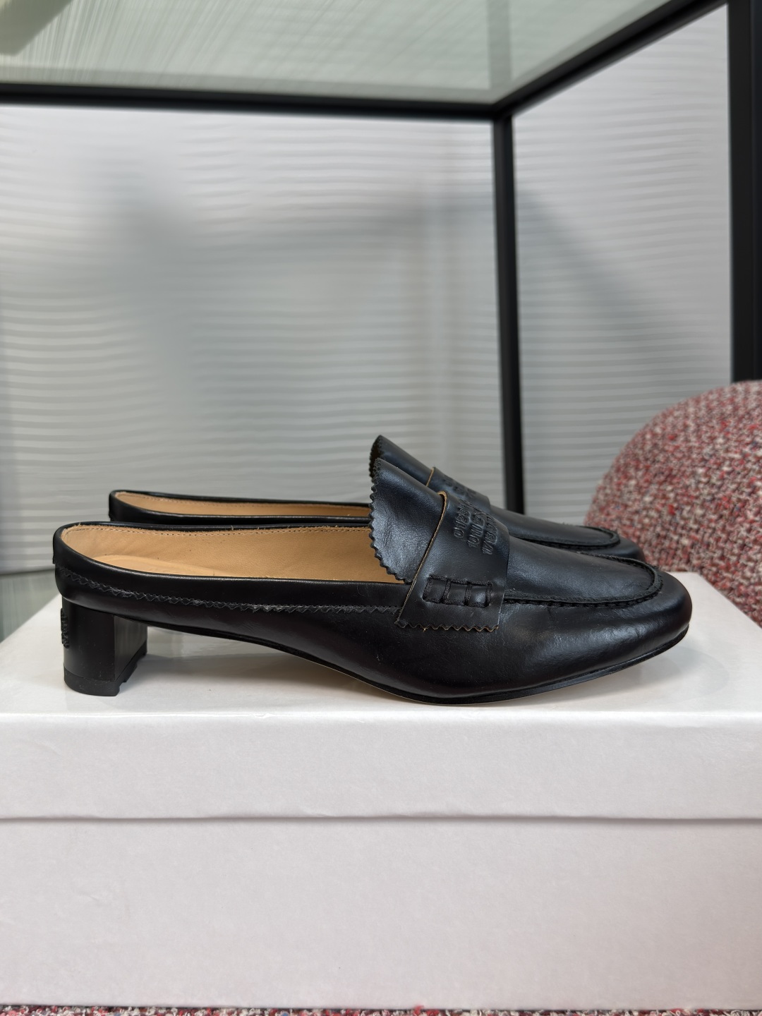 NO:902276,Top version: Maison Margiela Maison Margiela 2026 new summer style square toe high heels half drag loafers by MM6 Maison Margiela  Design. Round toe shoe shape, exquisite embossed stitching, square toe + thick heel design, engraved logo on the midsole, and digital logo on the heel. Super convenient to slip on, easy to control for commuting, workplace, and daily life. Retro British style, versatile and not picky. Match skirts and trousers as you like, easily get French elegance or workplace sophistication. Imported cowhide leather/suede upper, imported cowhide lining/foot pads, imported leather outsole, imported Italian leather outsole, heel height 4cm size  35-41 (40 41 customized, non-refundable), half drag, masion margiela, masion margiela, loafers, skirts, cowhide, chamois leather, Leather soles19860909顶级版本: Maison Margiela 马吉拉 2026 夏季新款 方头 高跟 半拖 乐福鞋 由 MM6 Maison Margiela 设计.圆头鞋型,精致压纹缝线,方头+粗跟设计,中底饰以雕刻标志,鞋跟带数字标识.一脚蹬超方便,通勤、职场、日常都能轻松驾驭,复古英伦风,百搭不挑人,裙装裤装随心搭配,轻松get法式优雅or职场干练风. 鞋面进口牛皮/麂皮 内里/垫脚进口牛皮 大底意大利进口真皮大底 跟高4cm size 35-41（40 41定做不退换）,半拖,masion margiela,masion margiela,loafers,skirts,cowhide,chamois leather,Leather soles,Women's Shoes