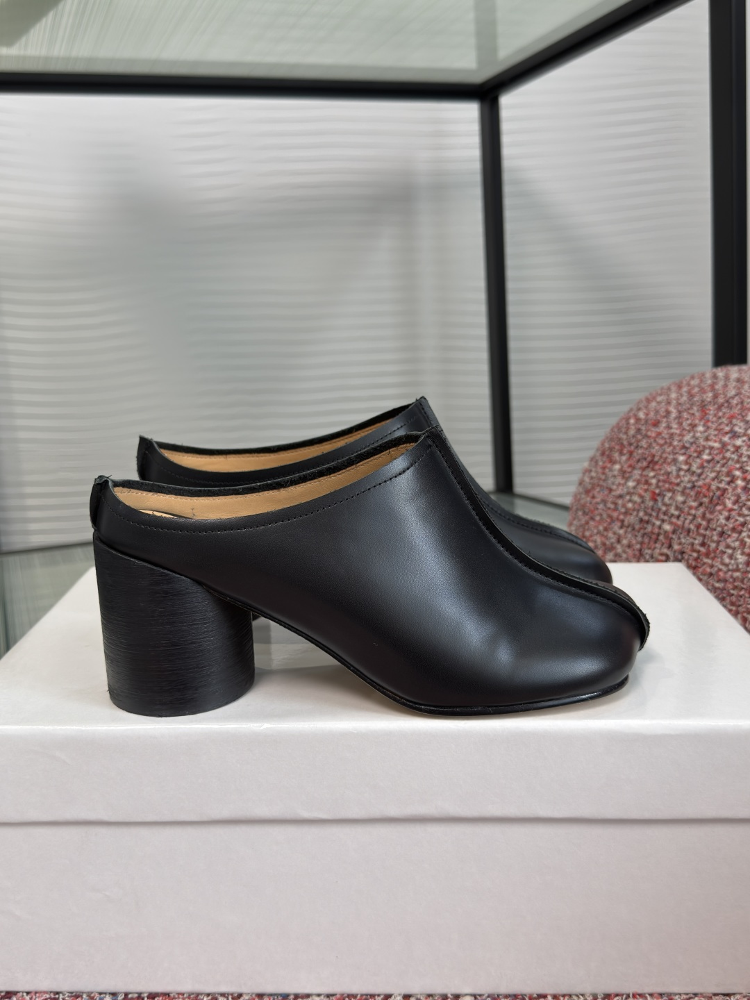 NO:902283,Top version: Maison Margiela 2026 new summer style apple toe high heels half drag mule shoes MM6 Maison Margiela's apple toe Birkenstock shoes are made of high-quality cowhide, soft and durable. The classic toe-toe half drag design is super easy to put on and take off. The thick 7cm high heels elongate the legs and are very comfortable. Retro and simple style, brand deconstructive design, perfect details, super popular in the fashion circle, comfortable and fashionable, a must-have for daily outings!  Upper imported cowhide/suede lining/foot pads imported cowhide Outsole Italian imported genuine leather outsole Heel height 7cm size 35-41 (40 41 customized, non-returnable), half drag, masion margiela, masion margiela, cowhide, chamois leather, Leather soles19860909顶级版本: Maison Margiela 马吉拉 2026 夏季新款 苹果头 高跟 半拖 穆勒鞋 MM6 Maison Margiela这款苹果头勃肯鞋,选用优质牛皮,质感柔软又耐穿.经典包头半拖设计,穿脱超方便,粗高跟7cm,拉长腿型还很舒适.复古简约风,品牌解构主义设计,细节满分,时尚圈超火,舒适又时髦,日常出街必备！ 鞋面进口牛皮/麂皮 内里/垫脚进口牛皮 大底意大利进口真皮大底 跟高7cm size 35-41（40 41定做不退换）,半拖,masion margiela,masion margiela,cowhide,chamois leather,Leather soles,Women's Shoes