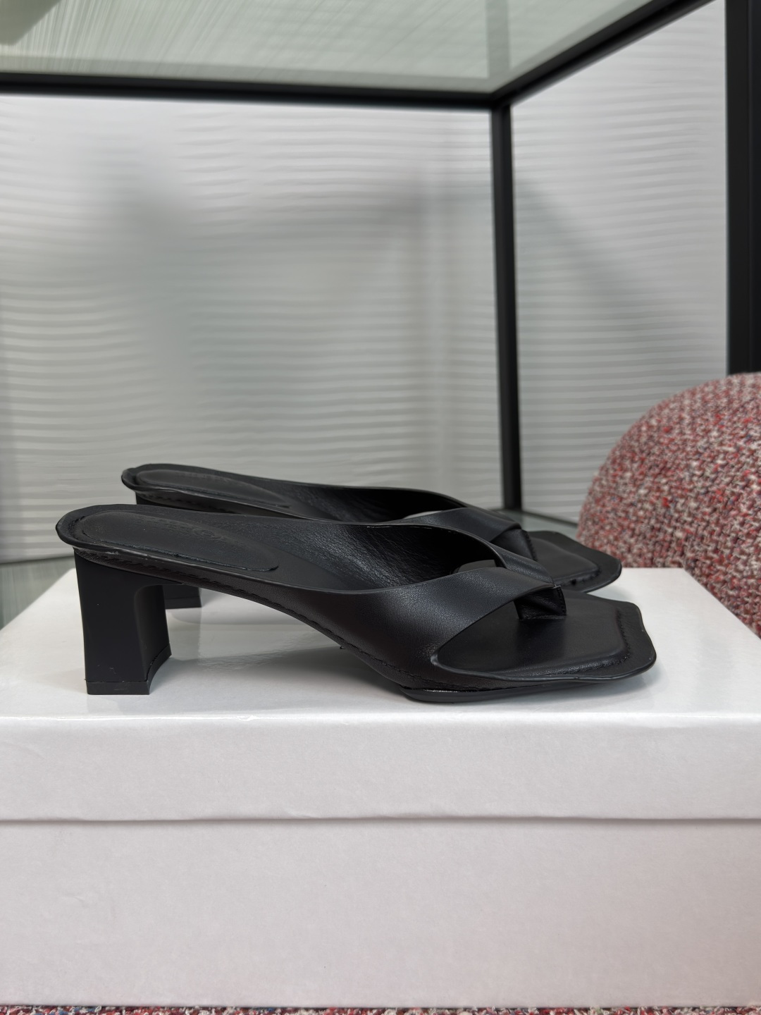 NO:902262,Top version: Maison Margiela 2026 summer new model Apple toe flip-flops medium heel flip-flops MM6 white high-heeled flip-flops, simple design + high-quality leather, soft and fit to the foot, super comfortable to wear!  Mid-heel design, increased height and stability, clip-toe + half-drag structure, breathable and not stuffy, perfect for summer ~ White is versatile, can be worn with skirts or shorts, and the French-Korean atmosphere can be easily achieved!  The soles have the MM6 logo, which gives them a full sense of brand. A must-have for sophisticated girls!  Imported cowhide for the upper, imported cowhide for the lining/feet, outsole original molded rubber outsole, heel height 4cm, size 35-40 (40 is custom-made and non-refundable), split-toe shoes, masion margiela, masion margiela, skirts, shorts, cowhide19860909顶级版本: Maison Margiela 马吉拉 2026 夏季新款 苹果头 夹趾 中跟 人字拖 MM6白色高跟人字拖,简约设计+优质皮革,柔软贴合脚型,穿着超舒适！中跟设计,增高又稳,夹趾+半拖结构,透气不闷脚,夏天穿超合适～白色百搭,裙装、短裤随便搭,法式韩系氛围感轻松拿捏！鞋底有MM6标志,品牌感满满,精致女孩必入！ 鞋面进口牛皮 内里/垫脚进口牛皮 大底原版开模橡胶大底 跟高4cm size 35-40（40 定做不退换）,分趾鞋,masion margiela,masion margiela,skirts,shorts,cowhide,Women's Shoes