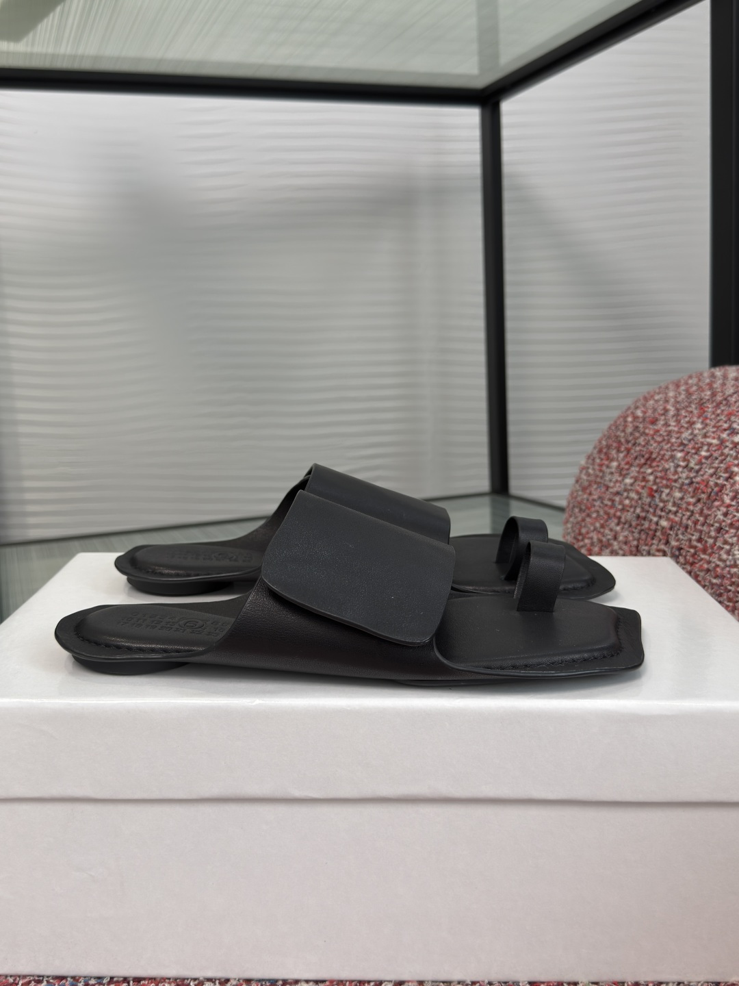 NO:902269,Top version: Maison Margiela 2026 new summer style apple toe flip flops flat slippers MM6 Maison Margiela flat slippers, minimalist design + high-quality genuine leather, wide one-line straps are super recognizable!  Square toe shape + flat bottom design, super comfortable for daily wear, perfect fashion sense. The brand's deconstructive style, exquisite details, low-key and personalized, a must-have for those who are simple!  Imported cowhide for the upper, imported cowhide for the lining/foot pads, original molded rubber outsole, size 35-40 (40 is custom-made and non-returnable), split-toe shoes, masion margiela, masion margiela, slippers, cowhide19860909顶级版本: Maison Margiela 马吉拉 2026 夏季新款 苹果头 夹趾 平底 拖鞋 MM6 Maison Margiela平底凉拖,极简设计+高品质真皮,宽版一字带超有辨识度！方头造型+平底设计,日常穿超舒适,时尚感满分.品牌解构主义风格,细节精致,低调又有个性,简约控必入！ 鞋面进口牛皮 内里/垫脚进口牛皮 大底原版开模橡胶大底 size 35-40（40 定做不退换）,分趾鞋,masion margiela,masion margiela,slippers,cowhide,Women's Shoes