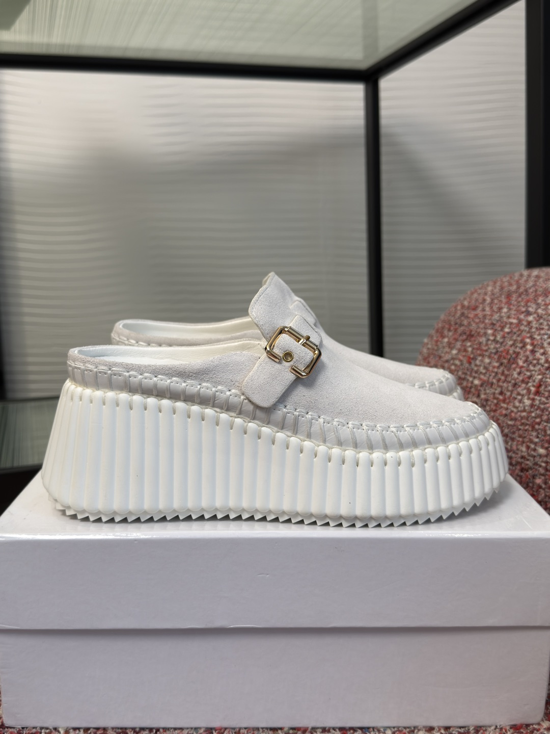 NO:904206,Top version: Chloe 2026 summer new NAMA series thick-soled mules. This NAMA wedge mules are made of suede cow leather, and the shoe loops are decorated with the brand's iconic Paddington buckle. The style is equipped with an iconic, lightweight and ultra-comfortable recycled thick sole, supplemented by exquisite handmade blanket-style hemming stitching. The entire process takes 4.5 hours to complete. The fabric is imported cow suede, and the lining/foot pads are imported sheepskin.  Outsole original molded rubber foam outsole, bottom thickness 8cm, Size 35-40 (40 41 customized, non-returnable), half drag, chloe, loewe, cowhide, sheepskin, blankets19860909顶级版本: Chloe 蔻依 2026 夏季新款NAMA系列 厚底 穆勒鞋 这款 NAMA 坡跟穆勒鞋采用绒面母牛皮制成,鞋袢饰有品牌标志性的帕丁顿饰扣.款式搭配标志性、轻巧且超舒适的再生厚底,辅以纯手工打造的精美毛毯式包边缝线,整套工序需要耗时4.5工时完成. 面料进口牛反绒 内里/垫脚进口羊皮 大底原版开模橡胶发泡大底 底厚8cm Size35-40（40 41定做不退换）,半拖,chloe,loewe,cowhide,sheepskin,blankets,Women's Shoes