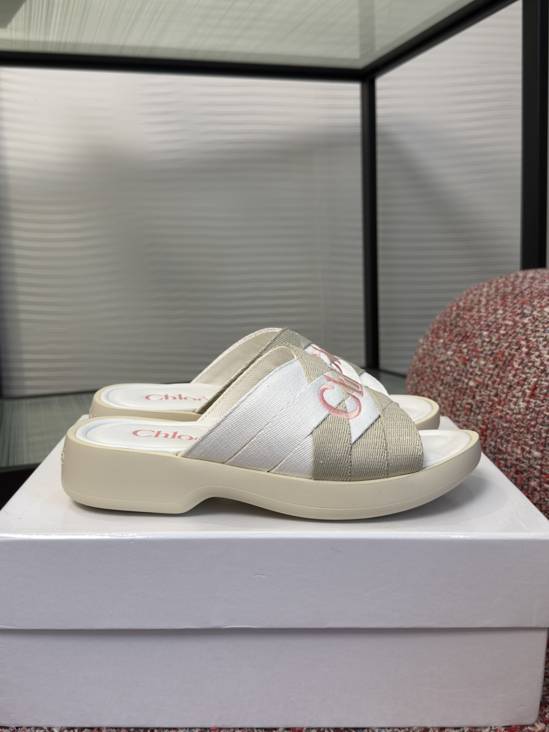 NO:904199,Top version: Chloe 2026 new summer style webbing embroidery thick sole sandals slippers Chloé fabric woven thick-soled sandals, made of fabric, white rice color matching + embroidered logo, simple and recognizable. The thick-soled design increases the height and is super comfortable, and the sole is lightweight rubber, wear-resistant and has strong grip. Original custom-made fabric fabric Original custom-made canvas lining Imported sheepskin outsole Original open-molded rubber foam outsole  Size35-40 (40 41 customized, non-returnable), slippers, chloe, loewe, slippers, sheepskin19860909顶级版本: Chloe 蔻依 2026 夏季新款 织带编织 刺绣 厚底 凉拖 拖鞋 Chloé织物编织面厚底凉拖,采用织物材质,白米拼色+刺绣Logo,简约又有辨识度.厚底设计增高同时超舒适,鞋底轻质橡胶,耐磨又抓地力强. 面料原版定制织带 内里原版定制帆布 垫脚进口羊皮 大底原版开模橡胶发泡大底 Size35-40（40 41定做不退换）,拖鞋,chloe,loewe,slippers,sheepskin,Women's Shoes