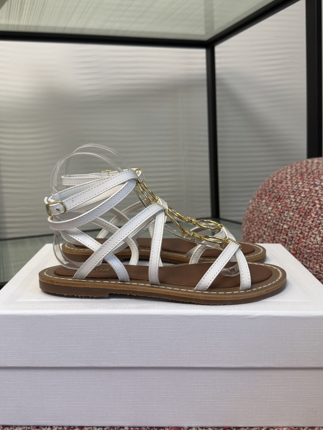 NO:904191,Top version: CELINE 2026 new summer Arc de Triomphe cross-strap flat sandals Celine's white strappy sandals are made of high-quality leather + metal decoration, simple and detailed. Multiple thin straps are designed to be fashionable and stable. The sole is made of brown leather splicing, with ultra-fine edge stitching, comfortable and durable. The metal decoration is decorated with Celine's iconic pattern, which is perfect for brand recognition!  Fabric imported cowhide, lining imported cowhide, outsole original multi-layer combination smoked rubber genuine leather outsole Size 35-41 (40 41 customized, non-returnable), sandals, celine, celine, sandals, cowhide, Leather soles19860909顶级版本: CELINE 赛琳 2026 夏季新款 凯旋门 交叉带 平底 凉鞋 Celine这款白色绑带凉鞋,采用优质皮革+金属装饰,简约又有细节感.多条细绑带设计,时髦又稳固.鞋底是棕色皮革拼接,边缘缝线超精致,舒适又耐穿.金属装饰有Celine标志性图案,品牌辨识度满分！ 面料进口牛皮 内里进口牛皮 大底原版多层组合烟胶真皮大底 Size35-41（40 41定做不退换）,凉鞋,celine,celine,sandals,cowhide,Leather soles,Women's Shoes