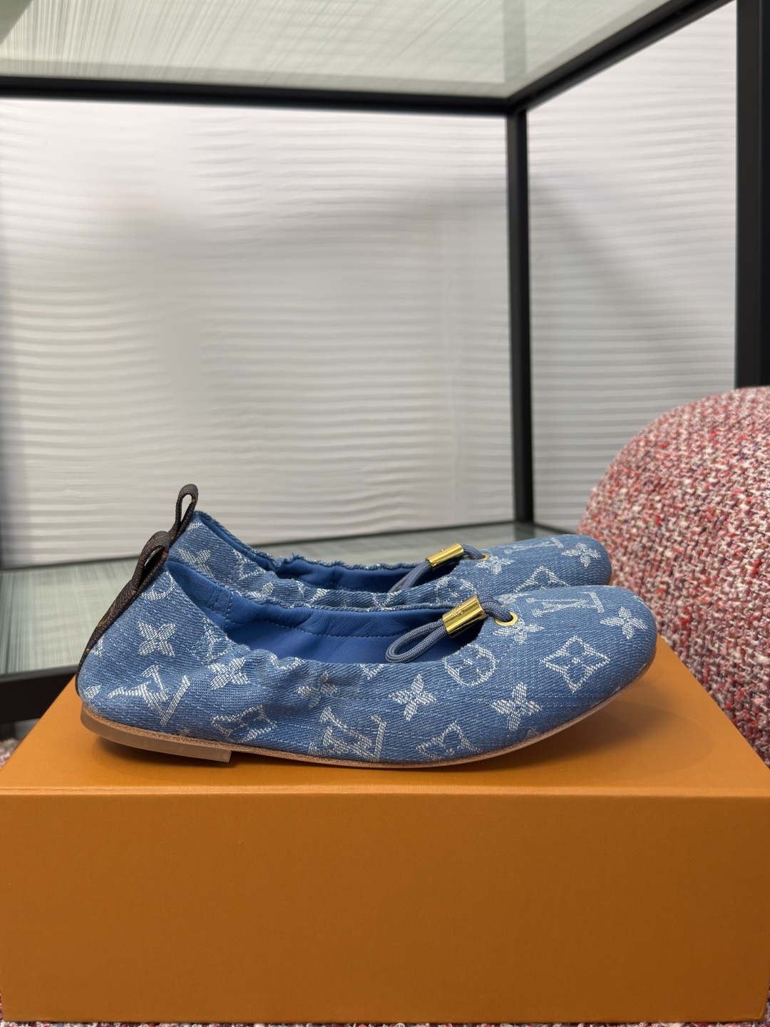 NO:905561,Top version: LV Louis Vuitton 2026 Summer New NOLITA Series Lock Pleated Flat Ballet Shoes This Nolita flat ballet shoe is made of Monogram denim, showing a gentle style, and pleated-effect elastic shoelaces create a comfortable wearing experience. Yingze metal parts are engraved with the LV Circle logo, and the rear is equipped with a Monogram canvas strap. Fabric: Original customized denim denim  Lining/foot pads imported sheepskin, soles imported from Italy, genuine leather outsole Size: 35-41 (40 41 customized, non-returnable), ballet shoes, louis vuitton, louis vuitton, sheepskin, Leather soles19860909顶级版本: LV路易威登 2026 夏季新款 NOLITA系列 锁扣 褶皱 平底 芭蕾舞鞋 本款 Nolita 平底芭蕾鞋取材 Monogram 丹宁布,展露温婉格调,褶皱效果弹力鞋带营造舒适穿着体验.莹泽金属件镌刻 LV Circle 标识,后部配有 Monogram 帆布袢带. 面料: 原版定制丹宁牛仔布 内里/垫脚进口羊皮 鞋底意大利进口真皮大底 Size : 35-41（40 41定做不退换）,芭蕾舞鞋,louis vuitton,louis vuitton,sheepskin,Leather soles,Women's Shoes