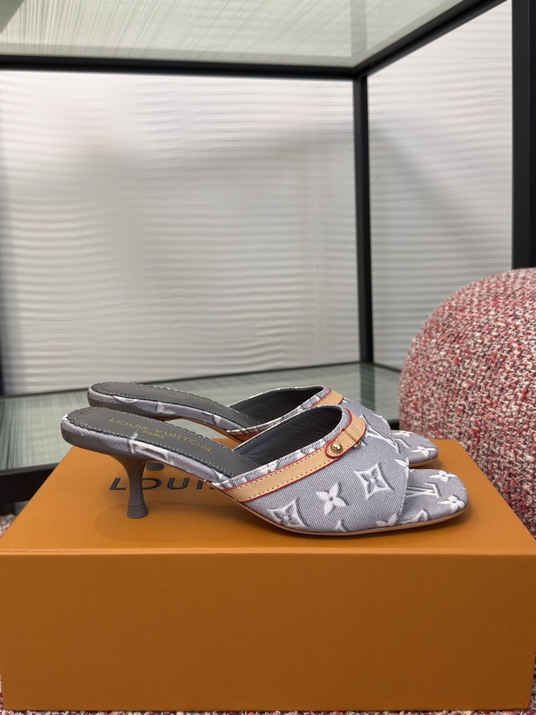 NO:905554,Top version: LV Louis Vuitton 2026 summer new model 6AM series kitten heel sandals slippers This 6AM sandals are reinterpreted with Monogram denim to achieve a chic and casual look. The wide upper is superimposed with leather straps and embellished with rivets, which pays tribute to Louis Vuitton's leather goods tradition and forms a color resonance with the kitten heel made of durable ABS. The fabric is original customized denim lining/foot pads imported soft sheepskin lining  Outsole Italian imported genuine leather outsole Size 35-40 (40 41 customized, non-returnable), high heels and slippers, louis vuitton, louis vuitton, high heels, slippers, sheepskin, Leather soles19860909顶级版本: LV路易威登 2026 夏季新款 6AM系列 小猫跟 凉拖 拖鞋 本款 6AM 凉拖以 Monogram 丹宁布焕新演绎,成就别致闲适造型.宽幅鞋面叠加皮革饰带,并点缀铆钉,致意路易威登皮具传统,与耐用 ABS 打造的小猫跟形成色彩共振. 面料原版定制的牛仔布 内里/垫脚进口柔软羊皮里 大底意大利进口真皮大底 Size35-40(40 41定做不退换）,高跟鞋拖鞋,louis vuitton,louis vuitton,high heels,slippers,sheepskin,Leather soles,Women's Shoes