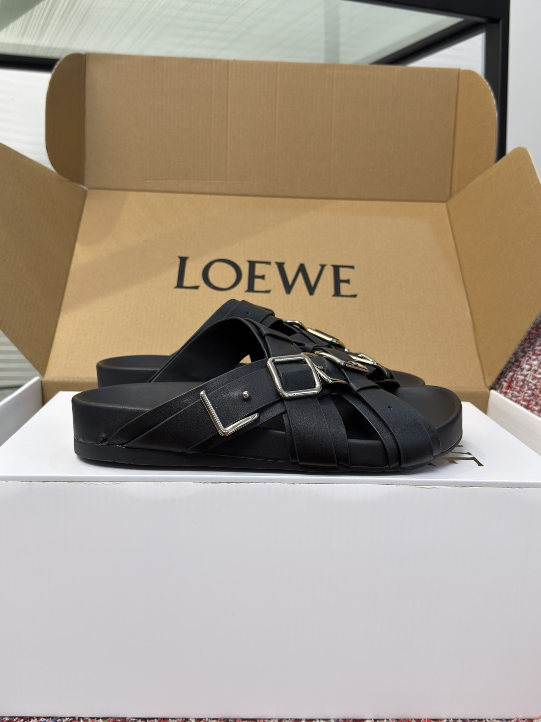 NO:905547,Top version: LOEWE 2026 summer new Type Fussbett series sandals. Type sandals transform the LOEWE logo into a fun buckle pattern, and the upper is embellished with oversized metal letters. This version is made of vegetable-tanned cow leather, showing a classic toe shape, Fussbett structure, and the insole is covered with soft cow leather. The fabric is imported cowhide. The lining/foot pad is imported cowhide. The outsole is original open-molded rubber outsole Size 35-40 (40  Customized (non-refundable), slippers, loewe, loewe, sandals, slippers, cowhide19860909顶级版本: LOEWE 罗意威 2026 夏季新款Type Fussbett 系列 凉拖 Type 凉鞋将 LOEWE 标识转化为趣味搭扣图案,鞋面点缀超大金属字母.此版本采用植鞣牛皮革制作,呈现经典鞋头造型、Fussbett 结构,内底包覆柔软牛皮革 面料进口牛皮 内里/垫脚进口牛皮 大底原版开模橡胶大底 Size35-40（40 定做不退换）,拖鞋,loewe,loewe,sandals,slippers,cowhide,Women's Shoes