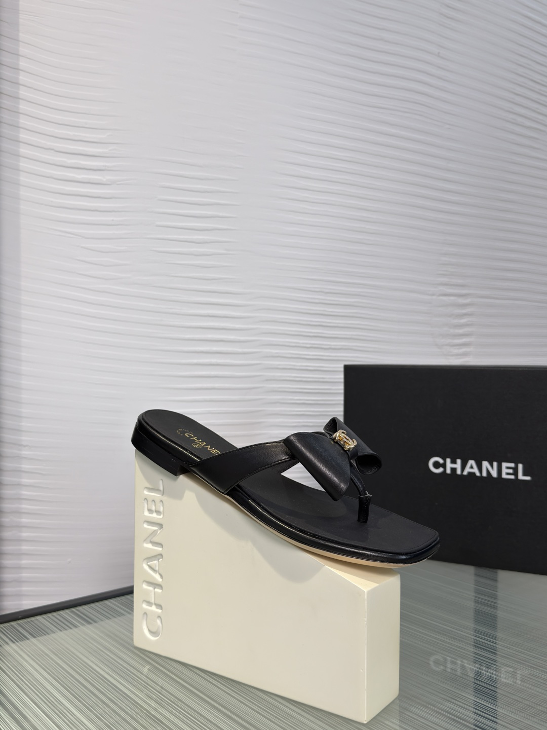 NO:905540,Top version: CHANEL Chanel 2026 new summer style square toe, bow, flip-flops, thick heels, flat bottom, flip-flops. Chanel's black leather sandals, with classic double C metal logo, are simple and highly recognizable!  The bow design is elegant and perfect, and the flat soles are super comfortable for daily wear. They look great with skirts or casual pants. They can be easily worn on the street or on vacation in summer, fashionable and versatile~ Fabric imported sheepskin/sheepskin Lining/foot pads imported sheepskin outsole Italian imported genuine leather outsole Size35-41 (40 41 customized, non-returnable), split-toe shoes, chanel, chanel, flats, skirts, sheepskin, sheep, Leather  soles19860909顶级版本: CHANEL 香奈儿 2026 夏季新款 方头 蝴蝶结 夹趾 粗跟 平底 人字拖 Chanel香奈儿这款黑色皮革凉拖,搭配经典双C金属标志,简约又超有辨识度！蝴蝶结设计优雅满分,平底鞋底日常穿超舒服,无论搭裙装还是休闲裤都很出彩.夏天出街、度假都能轻松驾驭,时髦又百搭～ 面料进口羊皮/羊猄 内里/垫脚进口羊皮 大底意大利进口真皮大底 Size35-41（40 41 定做不退换）,分趾鞋,chanel,chanel,flats,skirts,sheepskin,sheep,Leather soles,Women's Shoes
