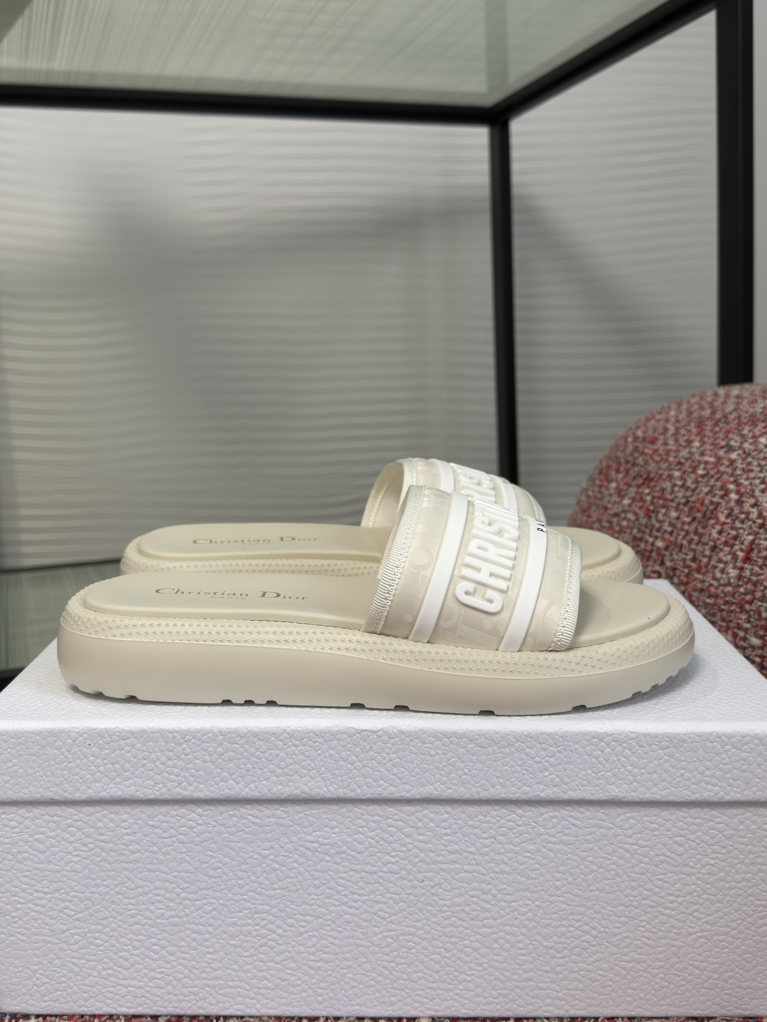 NO:906357,Top version: DIOR Dior 2026 new summer product Dioriviera Dway printed flat slippers. This Dway slipper is from the Dioriviera limited series, with a fashionable and casual design. The linen fabric upper is decorated with washed Oblique printing, which reinterprets Dior's classic patterns in fresh and soft tones, and is embellished with white rubber Christian Dior Paris logo to enhance the style. The lightweight thick sole design can be matched with other items in the Dioriviera limited series.  Original fabric, customized technical cotton fabric, original customized technical fabric for lining, original molded EVA foam outsole, Size35-41 (40 and 41 customized, non-returnable), slippers, dior, dior, slippers19860909顶级版本: DIOR 迪奥 2026 夏季新品 Dioriviera Dway  印花 平底 拖鞋 这款 Dway 凉拖来自 Dioriviera 限定系列,设计时尚休闲.亚麻面料鞋面饰以水洗 Oblique 印花,以清新柔和的色调重新诠释 Dior 经典图案,点缀以白色橡胶 Christian Dior Paris 标志提升格调.轻盈厚底设计,可与 Dioriviera 限定系列的其他单品搭配. 面料原版订制科技棉面料 内里原版订制科技面料 大底原版开模EVA发泡大底 Size35-41（40 41定做不退换）,拖鞋,dior,dior,slippers,Women's Shoes