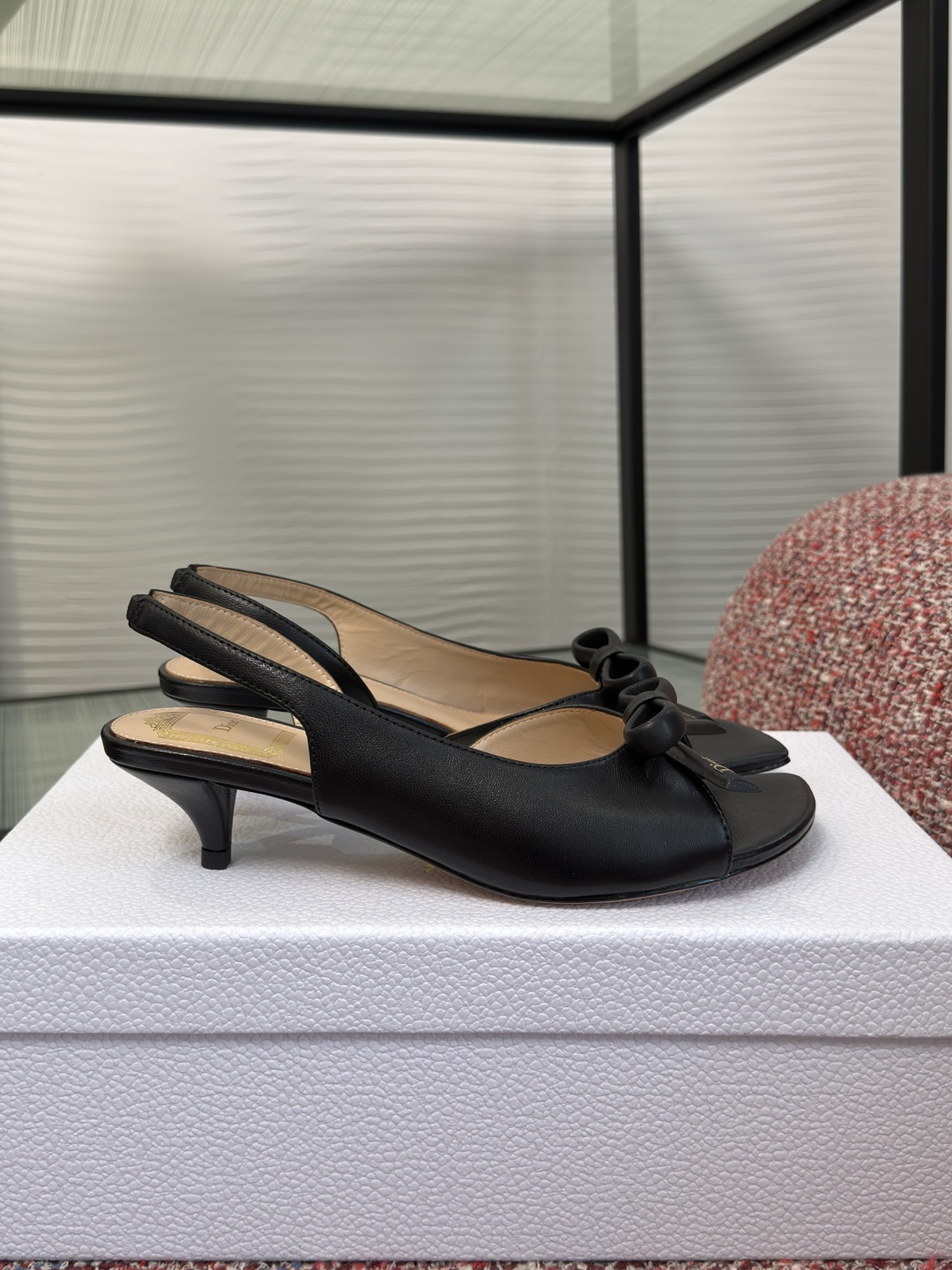NO:906349,Top version: DIOR 2026 new spring and summer Bow with heel, bow, metal letter buckle, slingback sandal. This Dior Bow slingback sandal with heel shows the creative perspective of Jonathan Anderson, highlighting the bow, a classic symbol of Dior, and paying tribute to elegance. Sheep leather style, with D-shaped sole to represent Dior, the smooth silhouette is full of personality, highlighting the exquisite and elegant beauty. Fabric imported cowhide leather/silk  Lining imported sheepskin Outsole Italian imported genuine leather outsole Heel height 3.5cm Size35-42 (40 41 42 customized, non-returnable), high heels and sandals, dior, dior, sandals, high heels, cowhide, sheepskin, real silk, Leather soles19860909顶级版本: DIOR 迪奥 2026 春夏新款 Bow 带跟 蝴蝶结 金属字母扣 露跟 凉鞋 这款 Dior Bow 带跟露跟凉鞋展现乔纳森·安德森 (Jonathan Anderson) 的创意视角,突显蝴蝶结这一 Dior 经典符号,向优雅气质致敬.羊皮革款式,搭配 D 字形鞋底代表 Dior,流畅廓形富有个性,彰显精致高雅的美感. 面料进口牛皮/真丝 内里进口羊皮 大底意大利进口真皮大底 跟高3.5cm Size35-42（40 41 42 定做不退换）,高跟鞋凉鞋,dior,dior,sandals,high heels,cowhide,sheepskin,real silk,Leather soles,Women's Shoes
