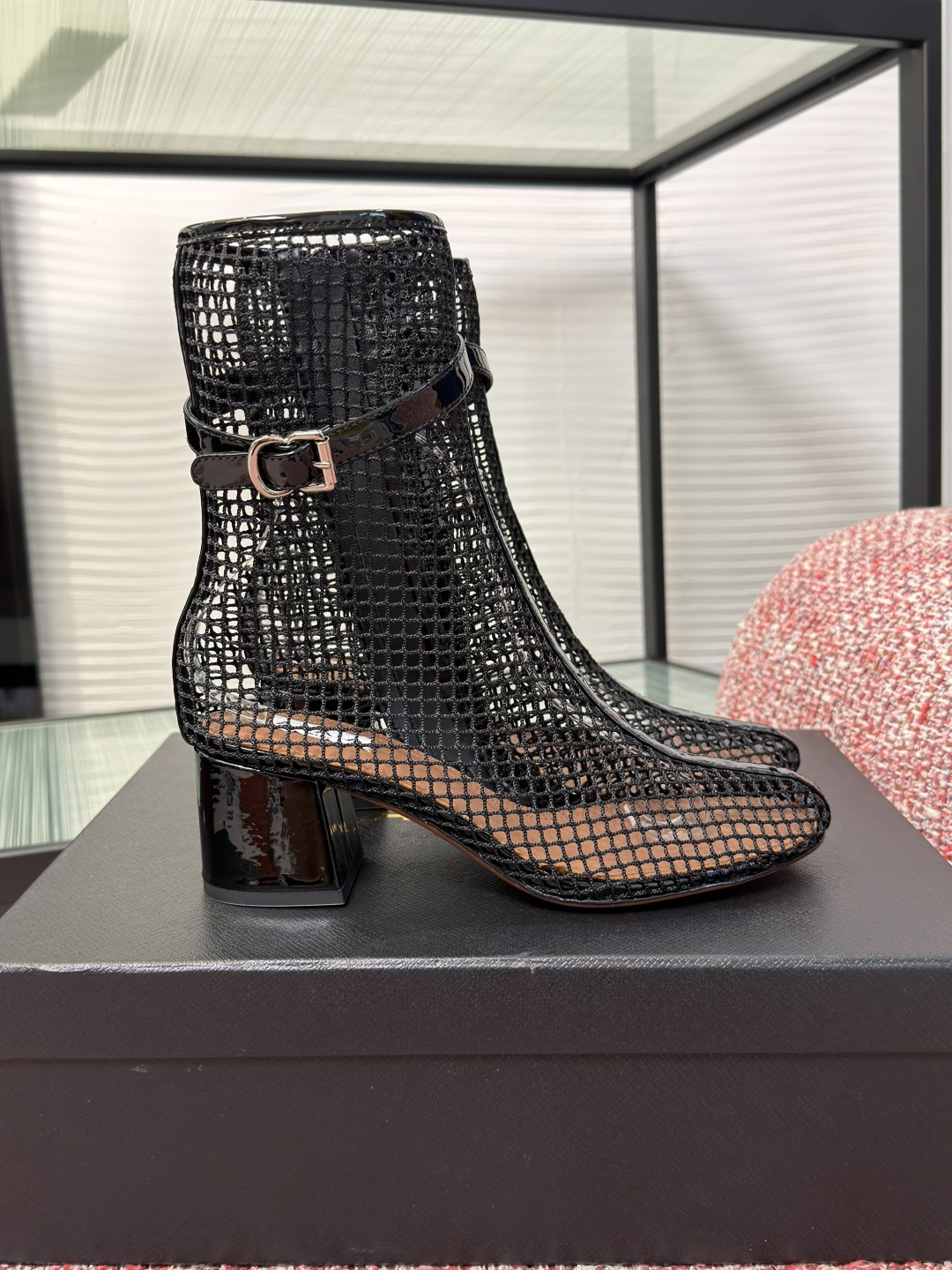 NO:921823,Top version: ALAIA Alaa 2026 Early Fall New Style Round toe Fishnet Side zipper Thick high heel Booties Alaa creates a fashion brand known for its experimental structures and fluid silhouettes. Made of leather, these 'fishnet' ankle boots are woven into an open mesh to create a striking layering and are paired with a 55mm low-profile square heel. Fabric Original custom mesh/suede Lining/foot pads Imported sheepskin  Outsole Italian imported genuine leather outsole Heel height 5.5cm Size35-41 (40 41 custom-made and non-returnable), boots, alaia, boots, sheepskin, chamois leather, Leather soles19860909顶级版本: ALAIA 阿莱亚 2026 早秋新款 圆头 渔网 侧拉链 粗高跟 短靴 Alaa 打造的时尚品牌以其实验性的结构和流畅的廓形而著称.这款“渔网”踝靴采用皮革制成,编织成开放式网状,营造出引人注目的层次感,并搭配 55 毫米的低调方跟. 面料原版定制网面/麂皮 内里/垫脚进口羊皮 大底意大利进口真皮大底 跟高5.5cm Size35-41（40 41定做不退换）,靴子,alaia,boots,sheepskin,chamois leather,Leather soles,Women's Shoes