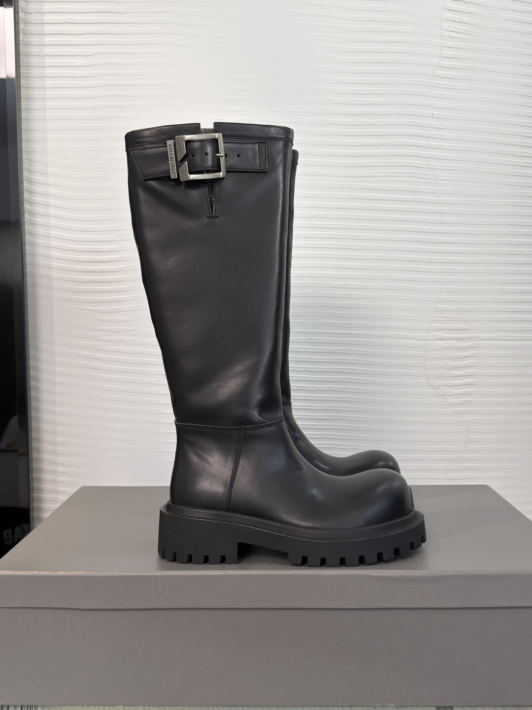 NO:921827,Top version: Balenciaga 2026 Early Autumn New Scimitar Series Big Round Toe Side Zipper Thick-soled Knight Boots Balenciaga Balenciaga Scimitar Series Thick-soled Knight Boots, made of black cowhide leather, with a delicate texture and durability. The boots are no longer than the knee, equipped with metal square buckles, tough and stylish. The thick-soled design increases the length of the legs, and the toothed non-slip soles directly enhance the fashion sense!  Fabric imported cowhide, lining imported cowhide, outsole original molded rubber outsole Size 35-41 (40 41 customized, non-returnable), boots, balenciaga, balenciaga, boots, cowhide19860909顶级版本: Balenciaga 巴黎世家 2026 早秋新款 弯刀系列 大圆头 侧拉链 厚底 骑士靴 Balenciaga 巴黎世家弯刀系列厚底骑士靴,黑色牛皮材质,质感细腻又耐穿.靴筒不过膝,配金属方扣,硬朗又有型.厚底设计增高显腿长,齿状防滑鞋底,时髦感直接拉满！ 面料进口牛皮 内里进口牛皮 大底原版开模橡胶大底 Size35-41（40 41 定做不退换）,靴子,balenciaga,balenciaga,boots,cowhide,Women's Shoes