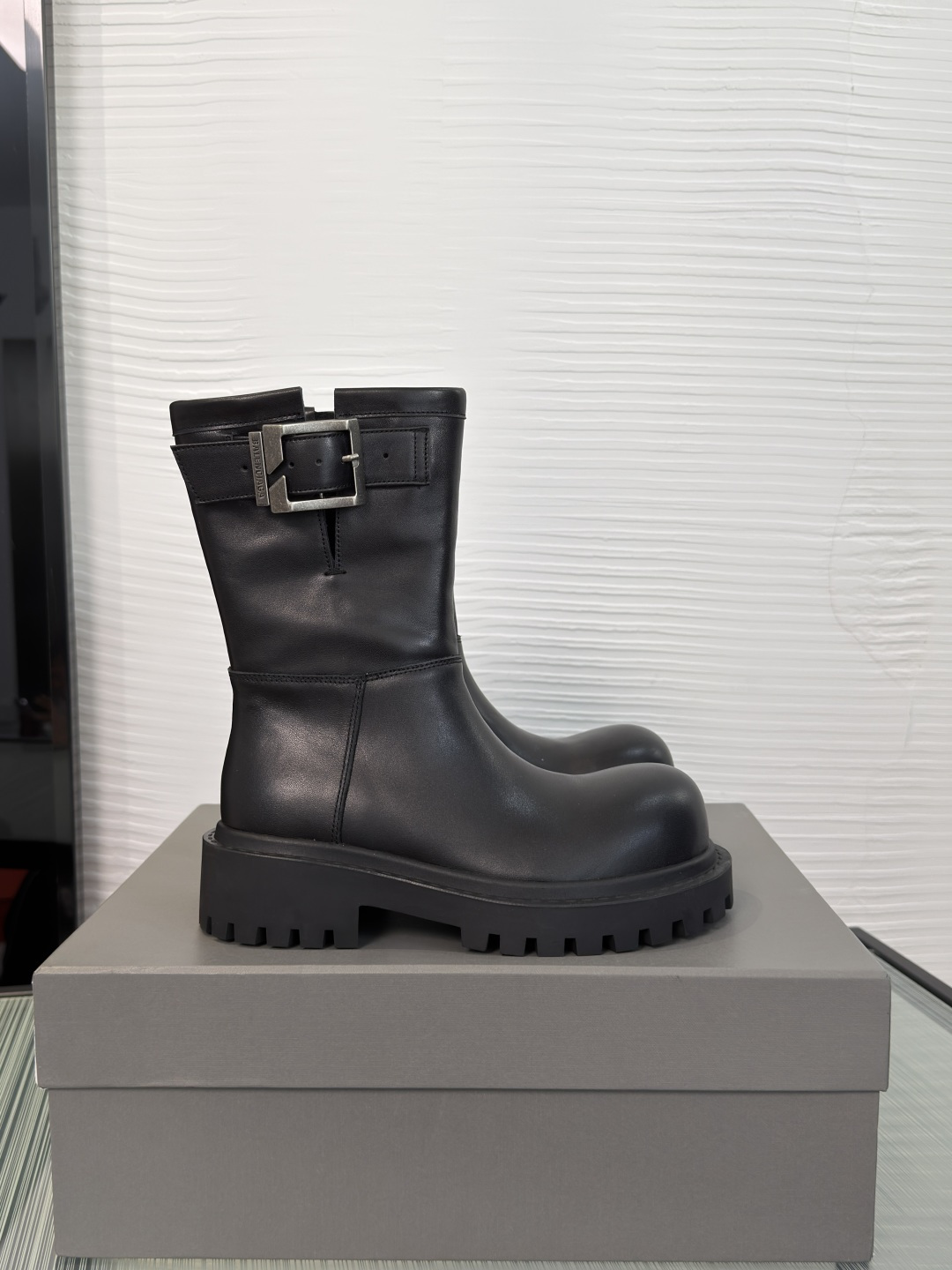 NO:921793,Top version: Balenciaga 2026 Early Autumn New Scimitar Series Big Round Toe Side Zipper Thick-soled Short Boots Balenciaga Scimitar Series thick-soled knight boots, made of black cowhide leather, with a delicate texture and durability. The boot shaft is no longer than the knee, equipped with a metal square buckle, tough and stylish. The thick-soled design increases the length of the legs, and the toothed anti-slip soles directly enhance the fashion sense!  Fabric imported cowhide, lining imported cowhide, outsole original molded rubber outsole Size 35-41 (40 41 customized, non-returnable), boots, balenciaga, balenciaga, boots, cowhide19860909顶级版本: Balenciaga 巴黎世家 2026 早秋新款 弯刀系列 大圆头 侧拉链 厚底 短靴 Balenciaga 巴黎世家弯刀系列厚底骑士靴,黑色牛皮材质,质感细腻又耐穿.靴筒不过膝,配金属方扣,硬朗又有型.厚底设计增高显腿长,齿状防滑鞋底,时髦感直接拉满！ 面料进口牛皮 内里进口牛皮 大底原版开模橡胶大底 Size35-41（40 41 定做不退换）,靴子,balenciaga,balenciaga,boots,cowhide,Women's Shoes