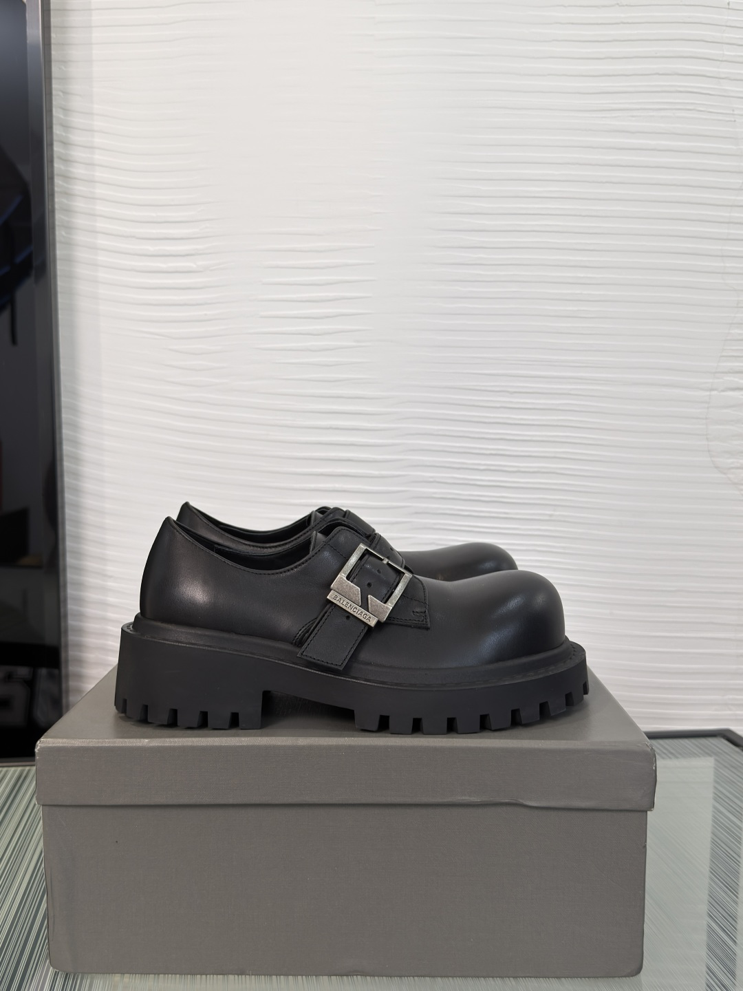 NO:921818,Top version: Balenciaga Balenciaga 2026 New Early Autumn Big Round Toe Buckle Lace Up Thick Sole Derby Shoes Balenciaga Stomper Derby Big Toe Derby Shoes. This pair of shoes is simply a dark horse in this year's fashion circle. The exaggerated big toe design makes people fall in love at first sight!  When I first saw it, I was attracted by the big B logo. It’s so recognizable!  Wear it, whether paired with skinny jeans or wide-leg pants, you can easily control it and look extremely fashionable!  The double B decorative buckle is made of pure copper hardware and is hand-inlaid. The fabric is imported cowhide. The lining is imported cowhide. The outsole is original molded rubber outsole. Size35-41 (40 41 is custom-made and cannot be returned or exchanged). Single shoes, balenciaga, balenciaga, tom ford, jeans, cowhide19860909顶级版本: Balenciaga 巴黎世家 2026 早秋新款 大圆头 搭扣 系带 厚底 德比鞋 Balenciaga 巴黎世家Stomper Derby 大头德比鞋,这双鞋简直是今年潮流圈的黑马,夸张的大头设计,让人一眼就爱上！第一眼看到它,就被那双大大的B字logo吸引了,太有辨识度了吧！穿上它,无论是搭配紧身牛仔裤还是阔腿裤,都能轻松驾驭,时尚感爆棚！双B装饰扣采用纯铜五金手工镶嵌制作 面料进口牛皮 内里进口牛皮 大底原版开模橡胶大底 Size35-41（40 41 定做不退换）,单鞋,balenciaga,balenciaga,tom ford,jeans,cowhide,Women's Shoes