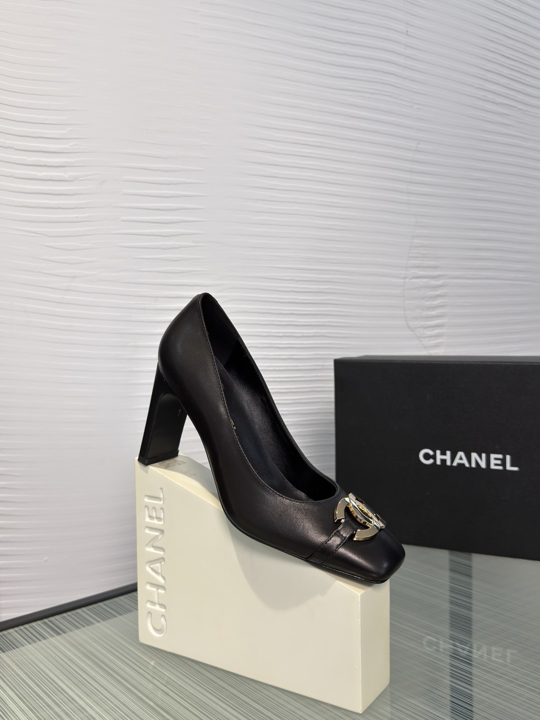 NO:921810,Top version: CHANEL 2026 Summer New Style Square Toe Double C Buckle High Heel Single Shoe Chanel black high heels are made of high-quality leather, the upper is smooth and textured, with the classic metal double C logo, the brand is highly recognizable!  Thick high-heeled design, moderate height, comfortable to wear and long legs, full of elegance!  Fabric imported sheepskin/sheep lining/foot pads imported sheepskin outsole Italian imported genuine leather outsole Size 35-41 (40 41 customized, non-refundable), single shoes, chanel, chanel, high heels, sheepskin, sheep, Leather soles19860909顶级版本: CHANEL 香奈儿 2026 夏季新款 方头 双C扣 高跟 单鞋 Chanel香奈儿黑色高跟鞋,选用优质皮革,鞋面光滑有质感,搭配经典金属双C标志,品牌辨识度超高！粗高跟设计,高度适中,穿着舒适又显腿长,优雅气质满分！ 面料进口羊皮/羊猄 内里/垫脚进口羊皮 大底意大利进口真皮大底 Size35-41（40 41 定做不退换）,单鞋,chanel,chanel,high heels,sheepskin,sheep,Leather soles,Women's Shoes