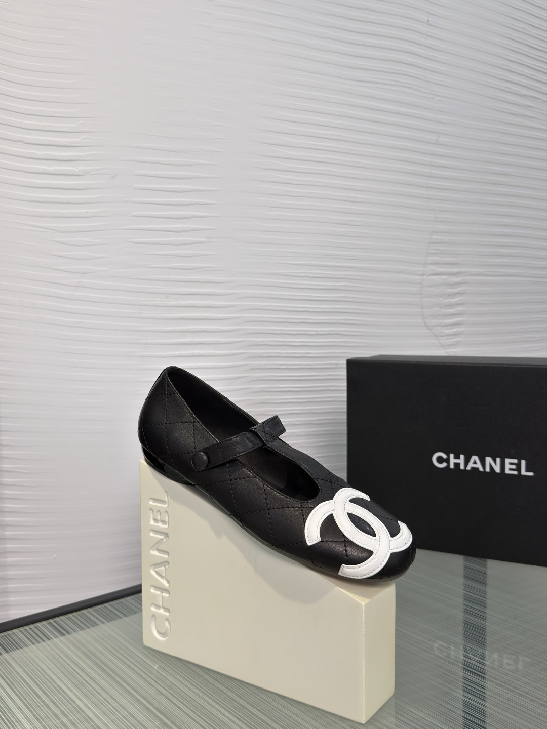 NO:921814,Top version: CHANEL Chanel 2026 new summer Campan shoes, round toe, large double C, rhombus, bow, flat ballet shoes, Chanel Chanel Campan ballet shoes, COCO Beach series, lambskin material + classic diamond pattern, black double C Logo embellishment, simple, elegant and super recognizable!  The soles are made of wood texture, which is light and comfortable. Whether it is a skirt or jeans, you can easily create a French retro style, which is fashionable and versatile!  Fabric imported lambskin, lining/foot pads imported sheepskin, outsole original molded rubber outsole Size35-41 (40 41 customized, non-returnable), single shoes, chanel, chanel, skirts, jeans, sheepskin19860909顶级版本: CHANEL 香奈儿 2026 夏季新款 康鹏鞋 圆头 大双C 菱格 蝴蝶结 平底 芭蕾舞鞋 Chanel 香奈儿康鹏芭蕾鞋,COCO Beach系列,小羊皮材质+经典菱格纹,黑色双C Logo点缀,简约优雅又超有辨识度！鞋底是木质纹理,轻便舒适,无论裙装还是牛仔裤,都能轻松打造法式复古风,时髦又百搭！ 面料进口小羊皮 内里/垫脚进口羊皮 大底原版开模橡胶大底 Size35-41（40 41 定做不退换）,单鞋,chanel,chanel,skirts,jeans,sheepskin,Women's Shoes