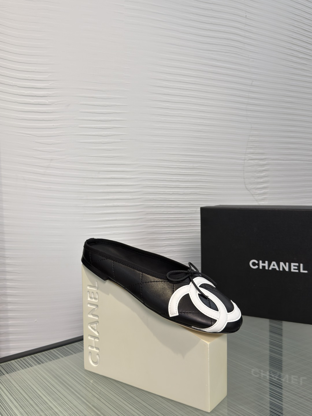 NO:921806,Top version: CHANEL Chanel 2026 new summer Compeng shoes, round toe, large double C, rhombus, bow, flat bottom, half drag Chanel Chanel Compeng ballet shoes, COCO Beach series, lambskin material + classic rhombus pattern, black double C Logo embellishment, simple, elegant and super recognizable!  The soles are made of wood texture, which is light and comfortable. Whether it is a skirt or jeans, you can easily create a French retro style, which is fashionable and versatile!  Fabric imported lambskin, lining/foot pads imported sheepskin, outsole Italian imported genuine leather outsole Size35-41 (40 41 customized, non-returnable), half drag, chanel, chanel, skirts, jeans, sheepskin, Leather soles19860909顶级版本: CHANEL 香奈儿 2026 夏季新款 康鹏鞋 圆头 大双C 菱格 蝴蝶结 平底 半拖 Chanel 香奈儿康鹏芭蕾鞋,COCO Beach系列,小羊皮材质+经典菱格纹,黑色双C Logo点缀,简约优雅又超有辨识度！鞋底是木质纹理,轻便舒适,无论裙装还是牛仔裤,都能轻松打造法式复古风,时髦又百搭！ 面料进口小羊皮 内里/垫脚进口羊皮 大底意大利进口真皮大底 Size35-41（40 41 定做不退换）,半拖,chanel,chanel,skirts,jeans,sheepskin,Leather soles,Women's Shoes