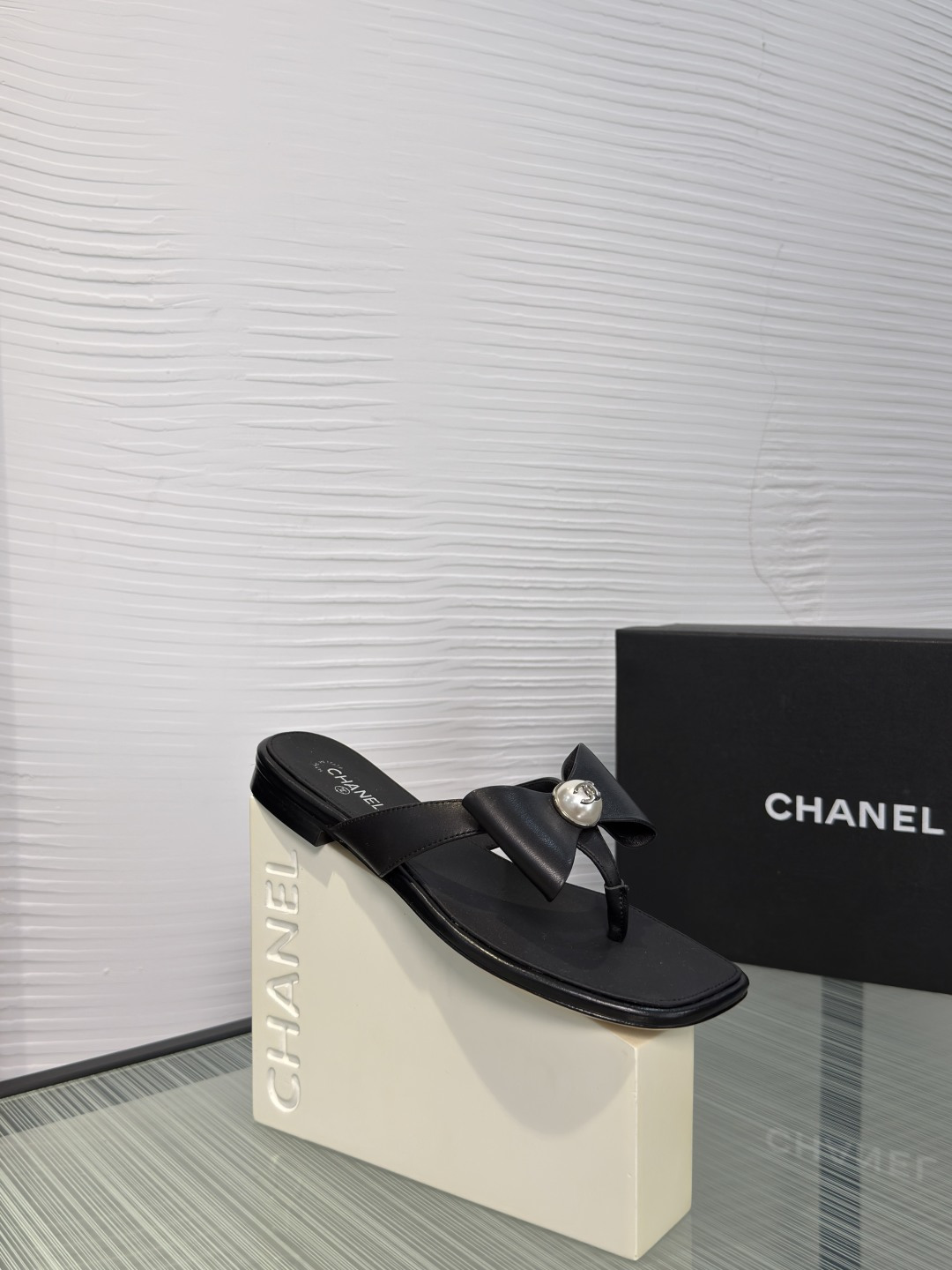 NO:921803,Top version: CHANEL Chanel 2026 new summer style square toe, bow, flip-flops, thick heels, flat bottom, flip-flops. Chanel's black leather sandals, with classic double C metal logo, are simple and highly recognizable!  The bow design is elegant, and the flat soles are super comfortable for daily wear. They look great with skirts or casual pants. They can be easily worn on the street or on vacation in the summer, fashionable and versatile ~ Fabric imported sheepskin/silk Lining/foot pads imported sheepskin Outsole Italian imported genuine leather outsole Size35-41 (40 41 customized, non-refundable), split-toe shoes, chanel, chanel, flats, skirts, sheepskin, real silk, Leather soles19860909顶级版本: CHANEL 香奈儿 2026 夏季新款 方头 蝴蝶结 夹趾 粗跟 平底 人字拖 Chanel香奈儿这款黑色皮革凉拖,搭配经典双C金属标志,简约又超有辨识度！蝴蝶结设计优雅满分,平底鞋底日常穿超舒服,无论搭裙装还是休闲裤都很出彩.夏天出街、度假都能轻松驾驭,时髦又百搭～ 面料进口羊皮/真丝 内里/垫脚进口羊皮 大底意大利进口真皮大底 Size35-41（40 41 定做不退换）,分趾鞋,chanel,chanel,flats,skirts,sheepskin,real silk,Leather soles,Women's Shoes
