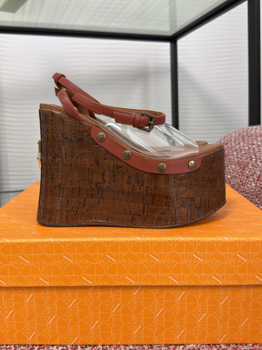 NO:924218,Top version: NAKED WOLFE British trendy brand 2026 new summer thick-soled wedge sandals NAKED WOLFE These wood-grain thick-soled wedge sandals are made of high-quality Italian leather back straps and translucent soft rubber uppers. They are lightweight, breathable and durable. The 14cm cork-wrapped wedge heel is paired with a 6cm waterproof platform, which steadily improves the proportions and makes your feet tiring for daily walking. The heel is inlaid with a wolf head badge, and the non-slip rubber outsole is embossed with brand patterns, low-key highlighting quality.  Fabric imported TPU soft film/sheepskin lining/foot pads imported sheepskin outsole original private model solid wood leather bag water table Size35-41 (40 41 customized, non-refundable), slippers, sandals, slippers, sheepskin19860909顶级版本: NAKED WOLFE 英国潮牌 2026 夏季新款 厚底 坡跟 凉鞋 NAKED WOLFE 这款木纹厚底坡跟凉鞋,选用优质意大利皮革后带拼接透光软胶鞋面,质感轻盈且透气耐穿.软木包裹坡跟14cm搭配6cm防水台,稳固提升比例,日常行走不累脚.后跟镶嵌狼头徽章,防滑橡胶大底压印品牌纹路,低调彰显品质. 面料进口TPU软胶片/羊皮 内里/垫脚进口羊皮 大底原版私模实木皮包水台 Size35-41（40 41 定做不退换）,拖鞋凉鞋,sandals,slippers,sheepskin,Women's Shoes
