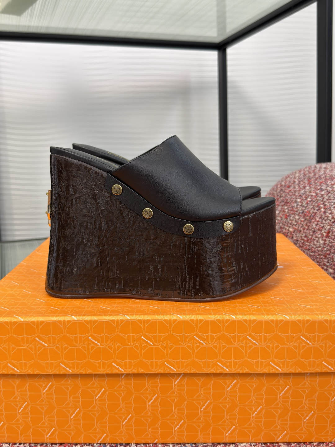 NO:924225,Top version: NAKED WOLFE British fashion brand 2026 new summer thick-soled wedge sandals NAKED WOLFE These wood-grain thick-soled wedge sandals are made of high-quality and fine cowhide, breathable and durable, and fit the foot shape over time. The 14cm cork-wrapped wedge heel is paired with a 6cm waterproof platform, which steadily increases the proportion and makes daily walking less tiring. The heel is inlaid with a wolf head badge, and the non-slip rubber outsole is embossed with brand patterns, low-key highlighting quality.  Fabric imported cowhide/cow suede, lining/foot pads, imported sheepskin, outsole, original private molded solid wood leather bag, water table, Size 35-41 (40 41 customized, non-refundable), slippers, sandals, slippers, cowhide, sheepskin19860909顶级版本: NAKED WOLFE 英国潮牌 2026 夏季新款 厚底 坡跟 凉拖 NAKED WOLFE 这款木纹厚底坡跟凉鞋,选用优质细腻牛皮透气耐穿,越穿越贴合脚型.软木包裹坡跟14cm搭配6cm防水台,稳固提升比例,日常行走不累脚.后跟镶嵌狼头徽章,防滑橡胶大底压印品牌纹路,低调彰显品质. 面料进口牛皮/牛反绒 内里/垫脚进口羊皮 大底原版私模实木皮包水台 Size35-41（40 41 定做不退换）,拖鞋凉鞋,sandals,slippers,cowhide,sheepskin,Women's Shoes