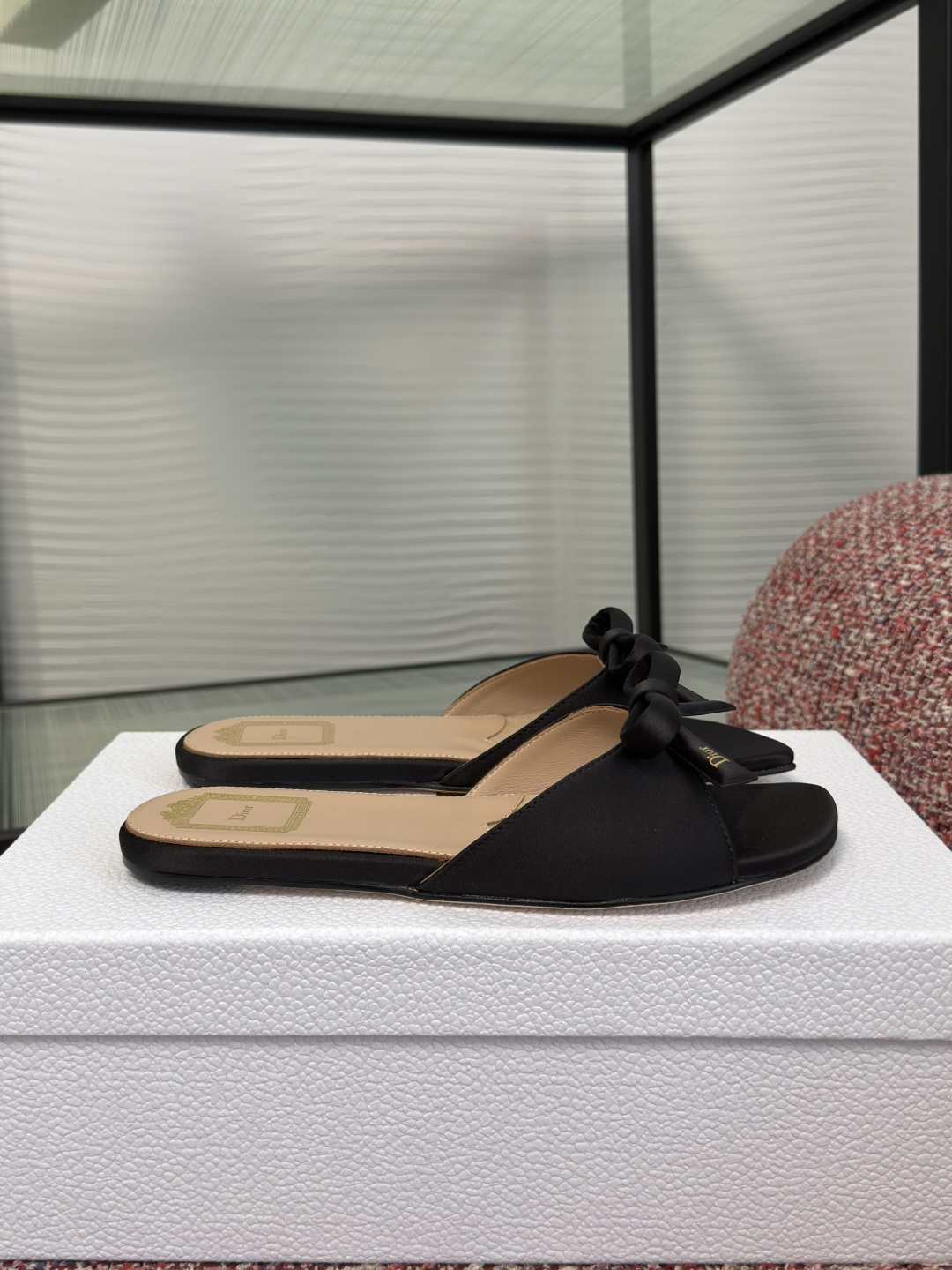 NO:924258,Top version: DIOR Dior 2026 new spring and summer Bow with heel, bow, metal letter buckle, flat sandal. This Dior Bow slingback sandal with heel shows the creative perspective of Jonathan Anderson, highlighting the bow, the classic symbol of Dior, and paying tribute to elegance. Sheep leather style, with D-shaped sole to represent Dior, the smooth silhouette is full of personality, highlighting the exquisite and elegant beauty. Fabric imported cowhide leather/silk  Lining imported sheepskin outsole Italian imported genuine leather outsole Size 35-41 (40 41 customized, non-returnable), slippers, dior, dior, sandals, slippers, cowhide, sheepskin, real silk, Leather soles19860909顶级版本: DIOR 迪奥 2026 春夏新款 Bow 带跟 蝴蝶结 金属字母扣 平底 凉鞋 这款 Dior Bow 带跟露跟凉鞋展现乔纳森·安德森 (Jonathan Anderson) 的创意视角,突显蝴蝶结这一 Dior 经典符号,向优雅气质致敬.羊皮革款式,搭配 D 字形鞋底代表 Dior,流畅廓形富有个性,彰显精致高雅的美感. 面料进口牛皮/真丝 内里进口羊皮 大底意大利进口真皮大底 Size35-41（40 41 定做不退换）,拖鞋,dior,dior,sandals,slippers,cowhide,sheepskin,real silk,Leather soles,Women's Shoes