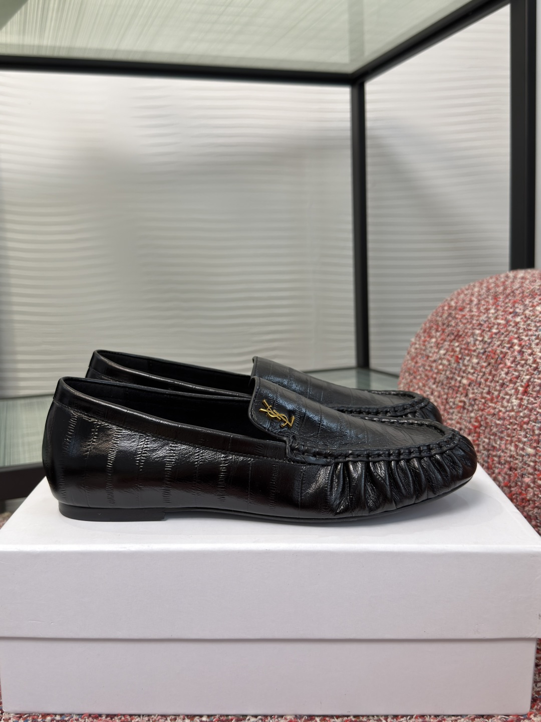 NO:926315,Top version: Saint Laurent 2026 Early Autumn New Product Pleated LE LOAFER Mules Unisex Loafers YSL Saint Laurent treasure fashion items, soft Loafer Mules, decorated with LE CASSANDRE, with hand-sewn moccasin toe. On the basis of the classic Loaf, a 'pleated' toe is added to make it more three-dimensional when worn on the foot, not monotonous and has a sense of weight in the hand.  It is very light to wear on the feet, and the foot feel and visual balance are just right, giving it some romanticism in the new season!  Versatile tool for all seasons to meet diverse styles. Fabric imported calfskin/high mercerized cashmere/patent leather. Lining/foot pads: imported goatskin outsole. Italian imported genuine leather outsole Size34-43 (34 41 42 43 customized and non-returnable), loafers, saint laurent, saint laurent, saint laurent, loafers, cowhide, sheepskin, Leather soles19860909顶级版本: Saint Laurent 圣罗兰 2026 早秋新品 褶皱LE LOAFER 穆勒鞋 男女同款 乐福鞋 YSL圣罗兰宝藏时髦单品,柔软乐福穆勒鞋,饰以LE CASSANDRE,搭配手工缝制莫卡辛鞋头.在经典乐福基础上加了“褶皱”鞋头处理穿上脚后会更加显立体、不单调拿在手上有份量感 穿在脚上又很轻盈,脚感和视觉平衡都做的恰到好处赋予新季一些浪漫主义！满足多元造型的四季百搭利器 面料进口小牛皮/高丝光羊绒/漆皮 内里/垫脚:进口山羊皮 大底意大利进口真皮大底 Size34-43（34 41 42 43定做不退换）,乐福鞋,saint laurent,saint laurent,saint laurent,loafers,cowhide,sheepskin,Leather soles,Women's Shoes