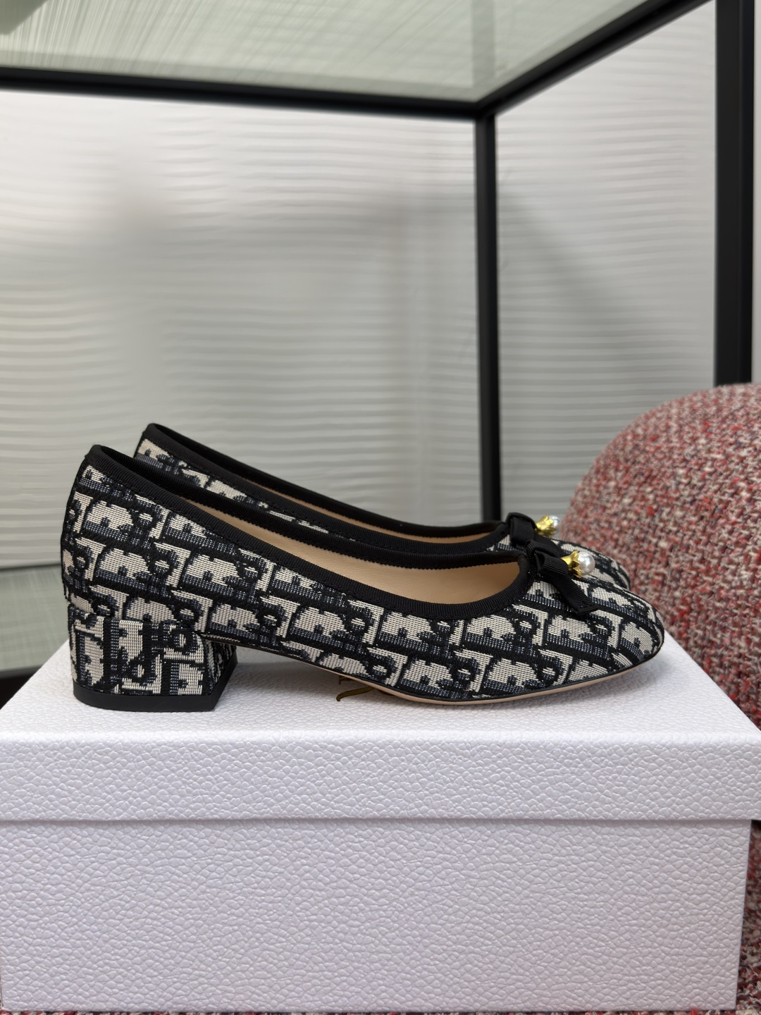 NO:926290,Top version: DIOR Dior 2026 new arrival Oblique print bow high heels ballet shoes shoes This Dior ballet shoe is an elegant piece. Carefully crafted from cotton fabrics and other materials, decorated with dark blue Oblique print, the bow is decorated with CD logo and lily of the valley resin beads to enhance the style. It can add the finishing touch to an elegant look. Fabric original custom jacquard fabric lining/foot imported sheepskin  Outsole imported from Italy, genuine leather outsole, heel height 3cm, Size 34-41 (34 40 41 customized, non-refundable), sandals, dior, dior, sandals, high heels, sheepskin, Leather soles19860909顶级版本: DIOR 迪奥 2026 秋季新品 Oblique 印花 蝴蝶结 高跟鞋 芭蕾舞鞋 单鞋 这款 Dior 芭蕾鞋是一款高雅的单品.采用棉质面料等材质精心制作,饰以深蓝色 Oblique 印花,蝴蝶结饰以 CD 标志和铃兰树脂珠饰提升格调.可为优雅造型增添点睛之笔. 面料原版定制提花布 内里/垫脚进口羊皮 大底意大利进口真皮大底 跟高3cm Size34-41（34 40 41定做不退换）,凉鞋单鞋,dior,dior,sandals,high heels,sheepskin,Leather soles,Women's Shoes