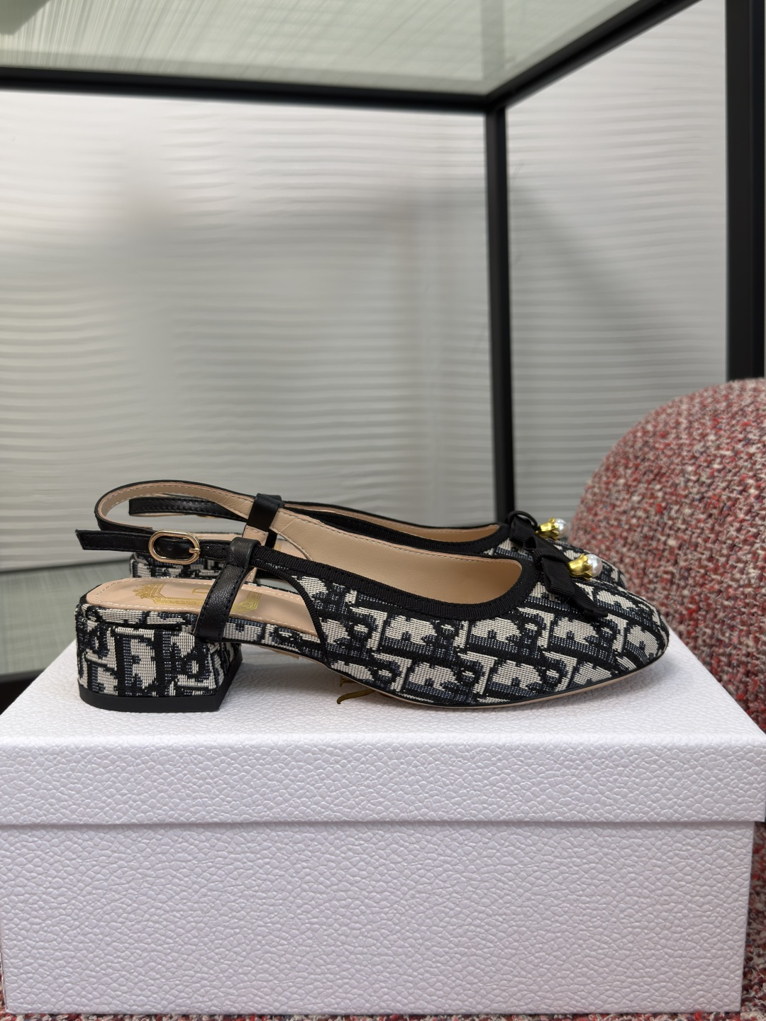 NO:926303,Top version: DIOR Dior 2026 new arrival Oblique print bow slingback high heels shoes This Dior slingback high-heeled shoes are elegant and sophisticated in design. Carefully crafted from cotton fabrics and other materials, decorated with dark blue Oblique print, the front bow is decorated with CD logo and lily of the valley resin beads to enhance the style. With adjustable straps and 3 cm thick heels, it adds the finishing touch to the elegant look. Fabric original custom jacquard fabric  Lining/foot pads Imported sheepskin Outsole Italian imported genuine leather Outsole Heel height 3cm Size34-41 (34 40 41 customized, non-returnable), sandals, dior, dior, sandals, high heels, sheepskin, Leather soles19860909顶级版本: DIOR 迪奥 2026 秋季新品 Oblique 印花 蝴蝶结 露跟 高跟鞋 单鞋 这款 Dior 露跟高跟鞋设计高雅精致.采用棉质面料等材质精心制作,饰以深蓝色 Oblique 印花,正面蝴蝶结饰以 CD 标志和铃兰树脂珠饰提升格调.搭配可调节系带和 3 厘米粗跟,为优雅的造型增添点睛之笔. 面料原版定制提花布 内里/垫脚进口羊皮 大底意大利进口真皮大底 跟高3cm Size34-41（34 40 41定做不退换）,凉鞋单鞋,dior,dior,sandals,high heels,sheepskin,Leather soles,Women's Shoes