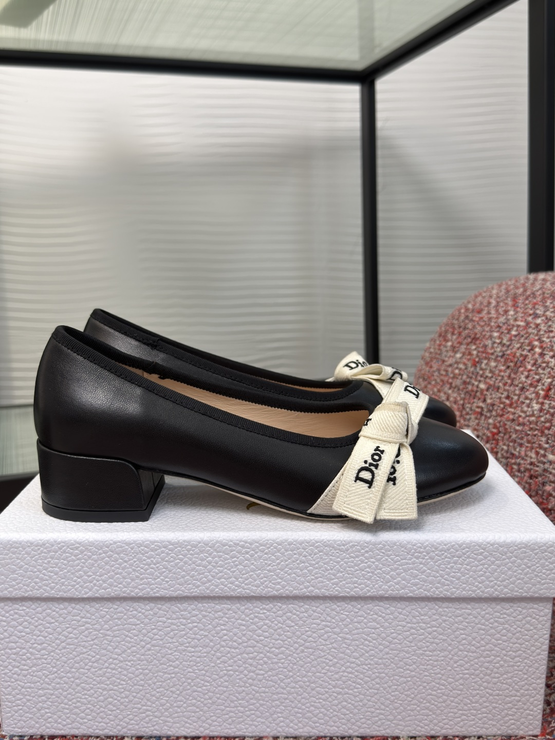 NO:926280,Top version: DIOR Dior 2026 autumn new product J'Adior series bow, thick heel, ballet shoes. This J'Adior ballet shoe is presented by Jonathan Anderson. It is a new interpretation of Dior's classic series, highlighting Dior's exquisite craftsmanship and enhancing its style with fashion. It is carefully made of sheep leather and other materials, with an elegant round toe design and a two-color Dior upper.  Embroidered ribbons are embellished with flat bows, which are unique. It can create an elegant and fashionable exquisite look. Fabric imported sheepskin/Sheep Beijing Lining/foot pads imported sheepskin Outsole Italian imported genuine leather outsole Heel height 3cm Size34-41 (34 40 41 customized non-returnable), single shoes, dior, dior, sheepskin, sheep, Leather soles19860909顶级版本: DIOR 迪奥 2026 秋季新品 J'Adior系列 蝴蝶结 粗跟 芭蕾舞鞋 这款 J'Adior 芭蕾鞋由乔纳森·安德森 (Jonathan Anderson) 倾情呈献,全新演绎 Dior 的经典系列,彰显 Dior 的精湛工艺,以时尚感提升格调.采用羊皮革等材质精心制作,优雅圆形鞋头设计,鞋面双色 Dior 刺绣饰带点缀以扁平蝴蝶结,别具一格.可打造高雅时髦的精致造型. 面料进口羊皮/羊京 内里/垫脚进口羊皮 大底意大利进口真皮大底 跟高3cm Size34-41（34 40 41定做不退换）,单鞋,dior,dior,sheepskin,sheep,Leather soles,Women's Shoes