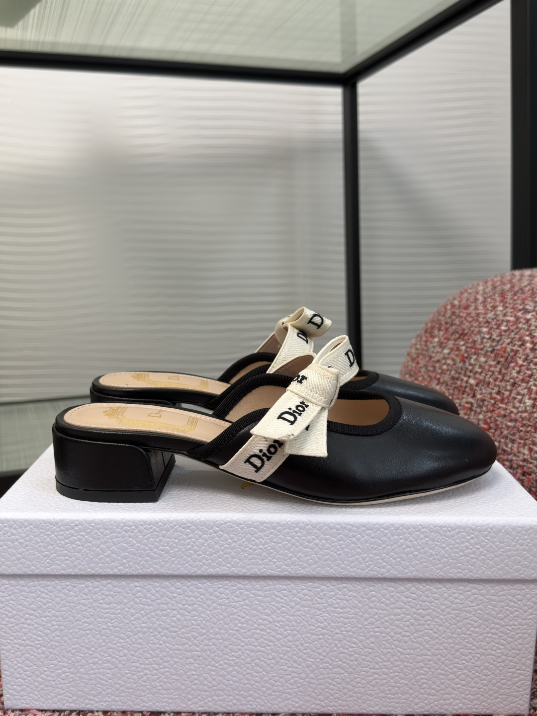 NO:926271,Top version: DIOR Dior 2026 new summer J'Adior series bow thick heel half slipper slippers This J'Adior mules are presented by Jonathan Anderson, a new interpretation of Dior's classic series, highlighting Dior's exquisite craftsmanship and enhancing style with fashion. Carefully crafted with black sheep leather and other materials, elegant round toe design, two-color Dior  Embroidered ribbons are embellished with flat bows, which are unique. It can create an elegant and fashionable exquisite look. Fabric imported sheepskin/Sheep Beijing Lining/foot pads imported sheepskin Outsole Italian imported genuine leather outsole Heel height 3cm Size34-41 (34 40 41 customized, non-refundable), half drag, dior, dior, slippers, sheepskin, sheep, Leather soles19860909顶级版本: DIOR 迪奥 2026 夏季新款 J'Adior系列 蝴蝶结 粗跟 半拖 拖鞋 这款 J'Adior 穆勒鞋由乔纳森·安德森 (Jonathan Anderson) 倾情呈献,全新演绎 Dior 的经典系列,彰显 Dior 的精湛工艺,以时尚感提升格调.采用黑色羊皮革等材质精心制作,优雅圆形鞋头设计,双色 Dior 刺绣饰带点缀以扁平蝴蝶结,别具一格.可打造高雅时髦的精致造型. 面料进口羊皮/羊京 内里/垫脚进口羊皮 大底意大利进口真皮大底 跟高3cm Size34-41(34 40 41 定做不退换),半拖,dior,dior,slippers,sheepskin,sheep,Leather soles,Women's Shoes