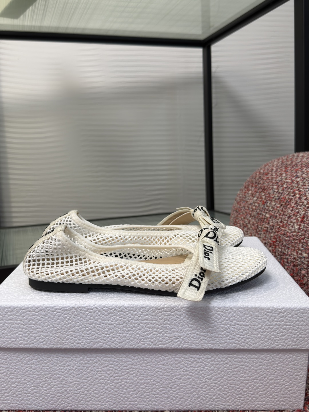 NO:926250,Top version: (counter synchronized airplane box) DIOR Dior 2026 summer new J'Adior series mesh bow flat ballet shoes This J'Adior ballet shoe is presented by Jonathan Anderson (Jonathan Anderson), a new interpretation of Dior's classic series, highlighting Dior's exquisite craftsmanship and enhancing style with fashion. Carefully crafted with hollow stretch mesh fabric, elegant pointed toe design, two-color Dior upper  The embroidered ribbon is tied into a flat bow, which is unique. It can create an elegant and fashionable exquisite look. Fabric original custom mesh material lining/foot pads imported sheepskin outsole original molded rubber outsole Size35-41 (40 41 42 customized non-returnable), ballet shoes, dior, dior, sheepskin19860909顶级版本:（专柜同步飞机盒） DIOR 迪奥 2026 夏季新款 J'Adior系列 网面 蝴蝶结 平底 芭蕾舞鞋 这款 J'Adior 芭蕾鞋由乔纳森·安德森 (Jonathan Anderson) 倾情呈献,全新演绎 Dior 的经典系列,彰显 Dior 的精湛工艺,以时尚感提升格调.采用镂空弹力网眼织物精心制作,优雅尖头设计,鞋面双色 Dior 刺绣饰带系成扁平蝴蝶结,别具一格.可打造高雅时髦的精致造型. 面料原版定制网料 内里/垫脚进口羊皮 大底原版开模橡胶大底 Size35-41(40 41 42定做不退换),芭蕾舞鞋,dior,dior,sheepskin,Women's Shoes