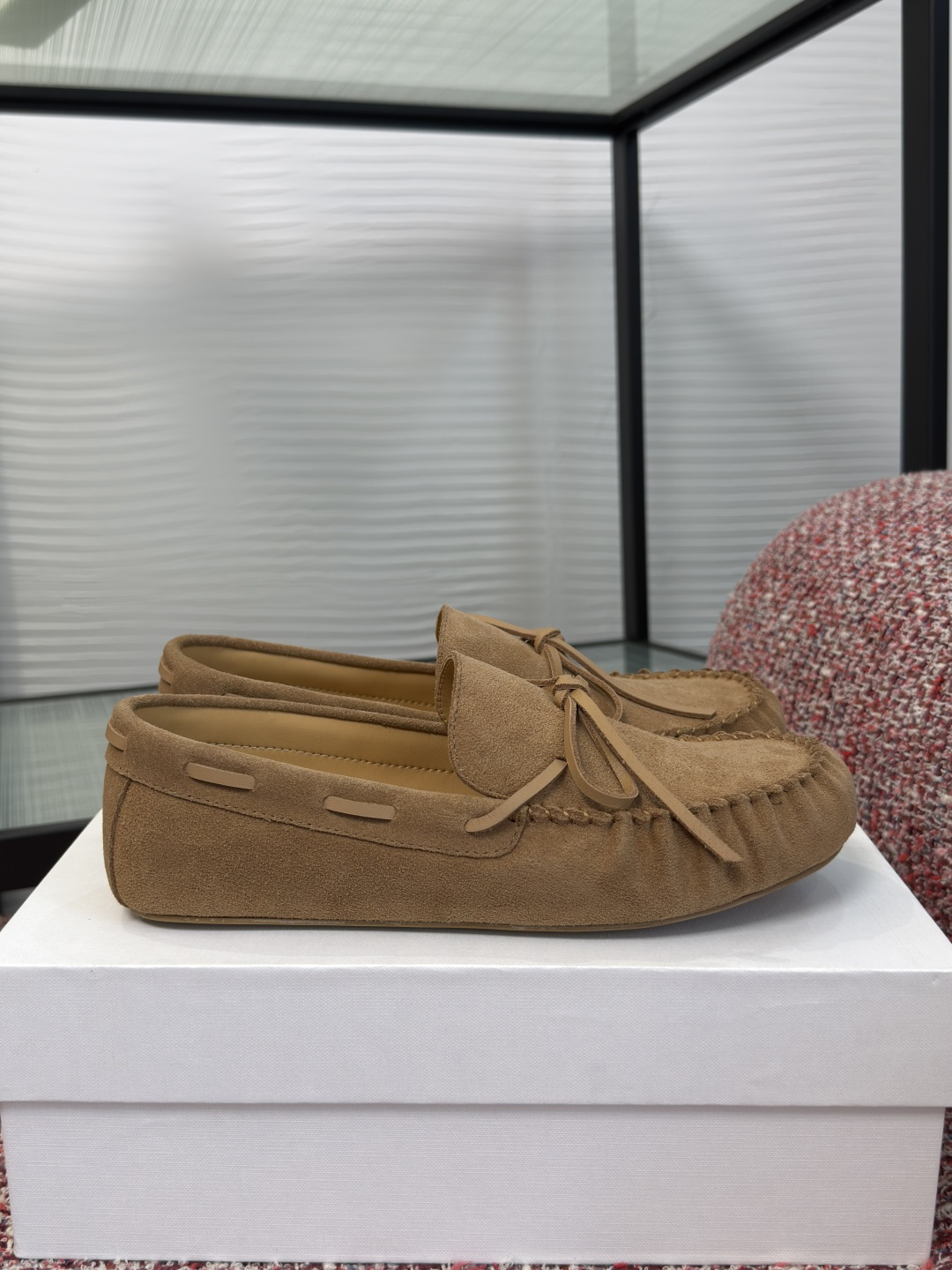NO:930007,Top version: THE ROW 2026 new summer style simple retro style loafers THE ROW simple retro loafers, made of high-quality high mercerized cowhide, soft and delicate to the touch, low-key matte texture and super texture. Classic and simple upper, retro and modern, can be easily controlled for daily commuting or leisure. Lined with leather, comfortable to wear, flat-soled design is not tiring to walk, minimalist style is perfect for sisters who like low-key luxury!  Fabric imported high mercerized cowhide, lining/foot pads imported cowhide, outsole original molded rubber outsole Size 35-40 (customized for 40, non-refundable), loafers, loafers, cowhide19860909顶级版本: THE ROW 2026 夏季新款 简约复古风 乐福鞋 THE ROW简约复古乐福鞋,选用优质高丝光牛绒,触感柔软细腻,低调哑光质感超有质感.经典简约鞋面,复古又现代,日常通勤或休闲都能轻松驾驭.内衬皮革,穿着舒适,平底设计走路不累,极简风格超适合喜欢低调奢华的姐妹们！ 面料进口高丝光牛绒 内里/脚垫进口牛皮 大底原版开模橡胶大底 Size35-40（40 定做不退换）,乐福鞋,loafers,cowhide,Women's Shoes