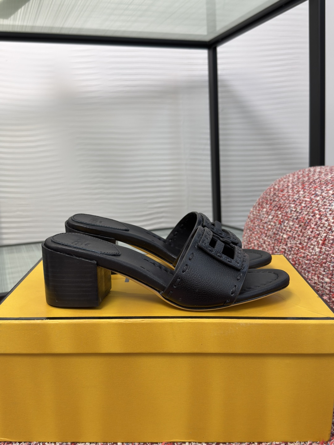 NO:930079,Top version: FENDI Fendi 2026 new summer style double F hollow block heel slippers Fendi FF hollow slippers, wide slide, high quality leather + FF hollow design, exquisite stitching on the upper, attention to detail is a must!  Thick heel design and FF logo are classic elements of Fendi, representing the brand's unique style. Fabric imported calfskin, lining imported cowhide, outsole imported genuine leather outsole from Italy, heel height 4cm, Size 35-43 (40 41 42 43 customized, non-returnable), slippers, fendi, fendi, slippers, cowhide, Leather soles19860909顶级版本: FENDI 芬迪 2026 夏季新款 双F 镂空 粗跟 拖鞋 Fendi FF镂空拖鞋,宽带滑台,优质皮革+FF镂空设计,鞋面精致缝线,细节控必入！粗跟设计,FF标志是Fendi经典元素,代表品牌独特风格. 面料进口小牛皮 内里进口牛皮 大底意大利进口真皮大底 跟高4cm Size35-43（40 41 42 43定做不退换）,拖鞋,fendi,fendi,slippers,cowhide,Leather soles,Women's Shoes