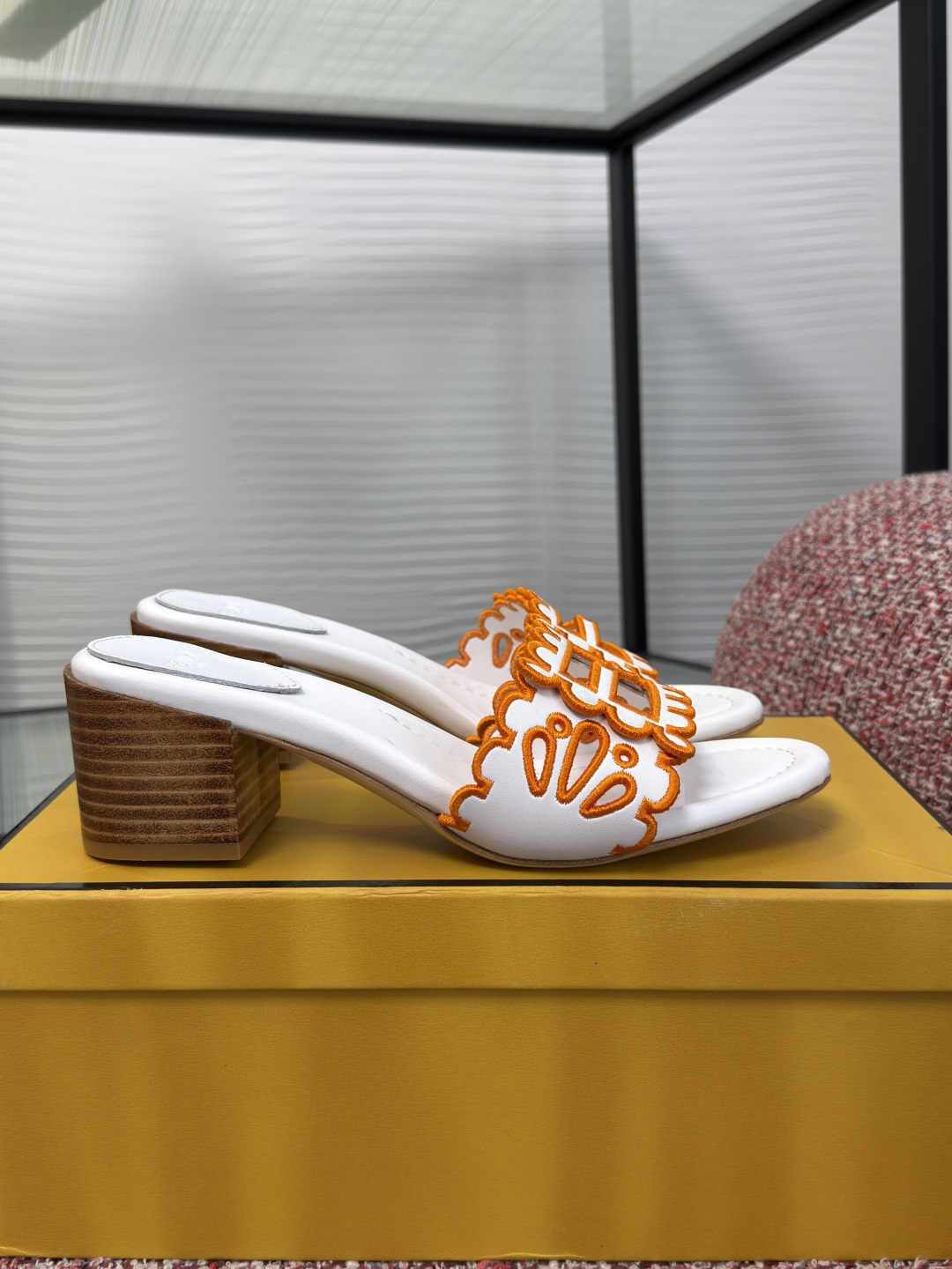 NO:929991,Top version: FENDI Fendi 2026 new summer style double F hollow embroidery thick heel slippers Fendi FF embroidered sandals, wide slide, decorated with hollow embroidery and wavy edge green, finally finished with contrasting pink yarn. The tone-reversed FF baguette pattern, with wavy edges and pink thread embroidery. The FF logo is a classic element of Fendi, representing the brand's unique style. Fabric imported calfskin, lining imported cowhide  Outsole Italian imported genuine leather outsole Heel height 4cm Size35-43 (40 41 42 43 customized and non-returnable), slippers, fendi, fendi, slippers, cowhide, Leather soles19860909顶级版本: FENDI 芬迪 2026 夏季新款 双F 镂空 刺绣 粗跟 拖鞋 Fendi FF刺绣凉拖,宽带滑台,饰以镂空刺绣和波浪边绿,最后用对比鲜明的粉色纱线完成.色调对调的FF法棍图案,边缘有波浪状,粉色线绣.FF标志是Fendi经典元素,代表品牌独特风格. 面料进口小牛皮 内里进口牛皮 大底意大利进口真皮大底 跟高4cm Size35-43（40 41 42 43定做不退换）,拖鞋,fendi,fendi,slippers,cowhide,Leather soles,Women's Shoes