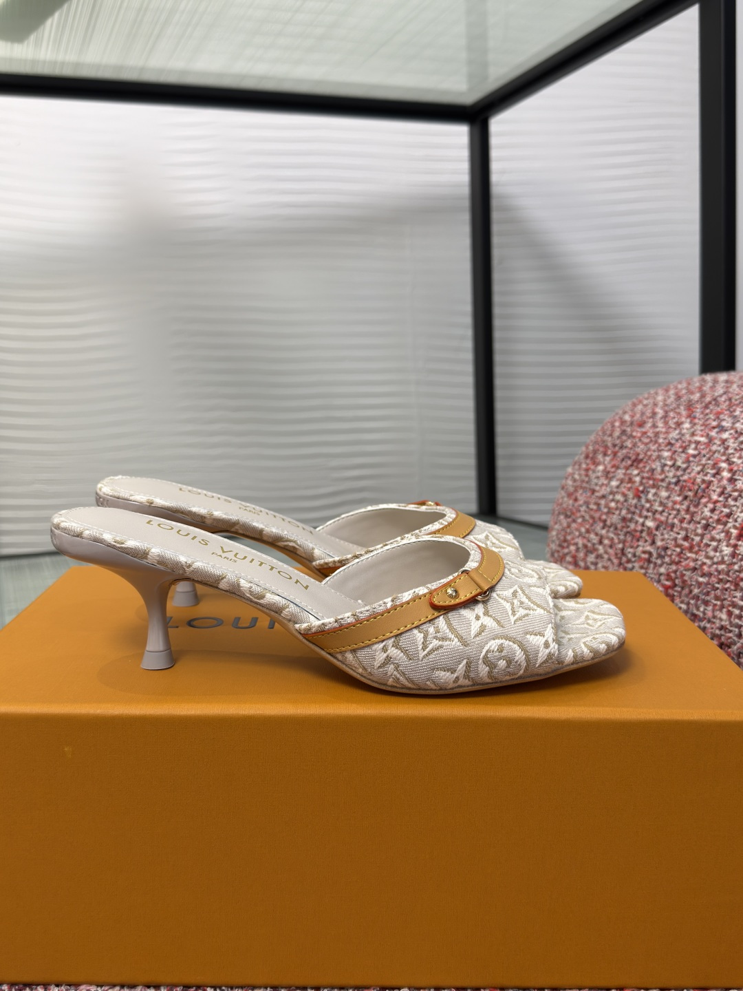 NO:929999,Top version: LV Louis Vuitton 2026 summer new model 6AM series kitten heel sandals slippers This 6AM sandals are reinterpreted with Monogram denim to achieve a chic and casual look. The wide upper is superimposed with leather straps and embellished with rivets, which pays tribute to Louis Vuitton’s leather goods tradition and forms a color resonance with the kitten heel made of durable ABS. The fabric is original customized denim lining/foot pads imported soft sheepskin lining  Outsole Italian imported genuine leather outsole Size 35-40 (40 41 customized, non-returnable), slippers, louis vuitton, louis vuitton, slippers, sheepskin, Leather soles19860909顶级版本: LV路易威登 2026 夏季新款 6AM系列 小猫跟 凉拖 拖鞋 本款 6AM 凉拖以 Monogram 丹宁布焕新演绎,成就别致闲适造型.宽幅鞋面叠加皮革饰带,并点缀铆钉,致意路易威登皮具传统,与耐用 ABS 打造的小猫跟形成色彩共振. 面料原版定制的牛仔布 内里/垫脚进口柔软羊皮里 大底意大利进口真皮大底 Size35-40(40 41定做不退换）,拖鞋,louis vuitton,louis vuitton,slippers,sheepskin,Leather soles,Women's Shoes
