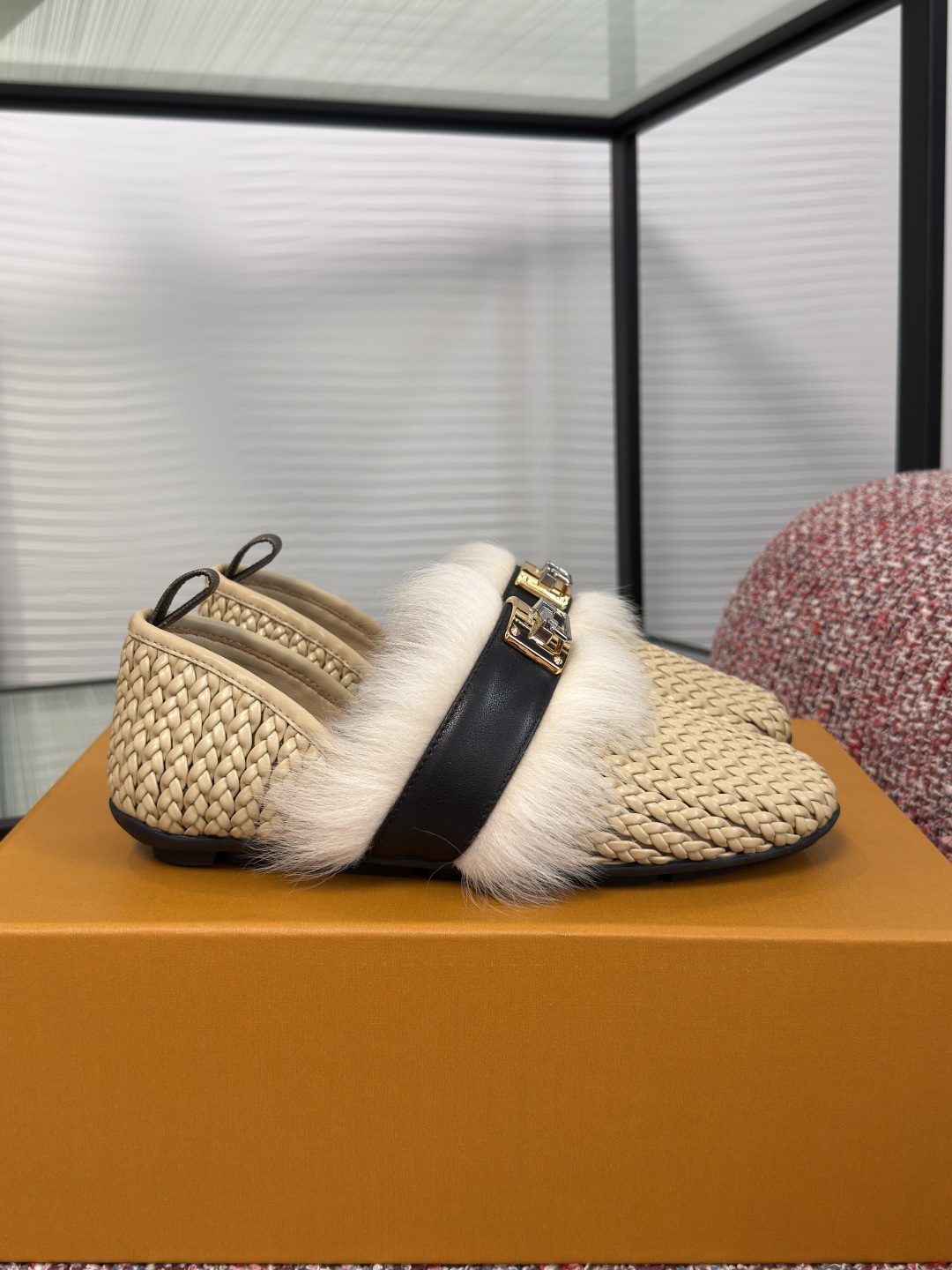 NO:930067,Top version: LV Louis Vuitton 2026 catwalk new HAVEN series woven flat sandals This Haven flat closed-toe sandals are designed by Nicolas Ghesquière, the artistic director of women's wear, adding a comfortable choice for the 2026 spring and summer show. The flexible grid structure is integrated into woven cow leather, and the rich shearling trim jointly demonstrates the brand's exquisite craftsmanship. The Swing Lock twist lock cleverly pays tribute to the classic hard box elements. Fabric:  Original custom-made cowhide woven surface/imported wool lining/foot pads imported sheepskin sole original molded rubber outsole Size: 35-40 (customized for 40 non-returnable), loafers, louis vuitton, louis vuitton, stuart weitzman, loafers, cowhide, sheepskin19860909顶级版本: LV路易威登 2026走秀新款 HAVEN 系列 编织 平底 凉拖 本款 Haven 平底闭趾凉拖由女装艺术总监 Nicolas Ghesquière 操刀设计,为 2026 春夏秀场再添舒适之选.柔韧网格结构融入编织牛皮革,与丰盈的羊毛皮饰边共同彰显品牌精湛匠艺.Swing Lock 扭锁巧妙致敬经典硬箱元素. 面料: 原版定制牛皮编织面/进口羊毛 内里/垫脚进口羊皮 鞋底原版开模橡胶大底 Size : 35-40（40定做不退换）,乐福鞋,louis vuitton,louis vuitton,stuart weitzman,loafers,cowhide,sheepskin,Women's Shoes