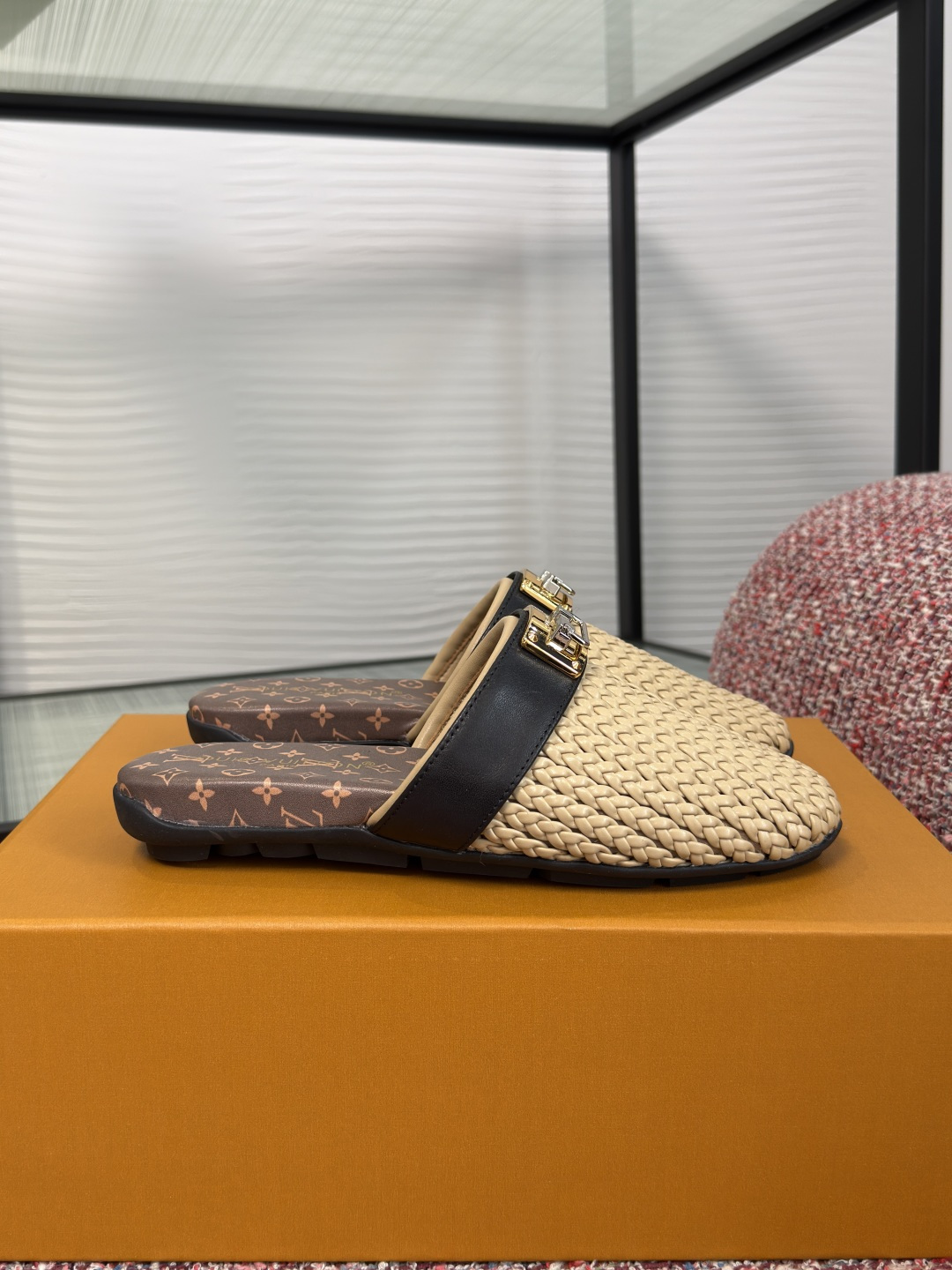 NO:930055,Top version: LV Louis Vuitton 2026 catwalk new HAVEN series woven flat sandals Women's wear artistic director Nicolas Ghesquière combines comfort, elegance and craftsmanship aesthetics, making the Haven flat slingback sandals shine in the 2026 spring and summer show. The soft grid structure is integrated into the woven cow leather details, and the Yingze Swing Lock recalls the handle design of the brand's classic hard case. Fabric:  Original custom-made cowhide woven surface, lining/foot pads, imported sheepskin, sole, original molded rubber outsole Size: 35-40 (40 customized, non-returnable), half drag, louis vuitton, louis vuitton, stuart weitzman, cowhide, sheepskin19860909顶级版本: LV路易威登 2026走秀新款 HAVEN 系列 编织 平底 凉拖 女装艺术总监 Nicolas Ghesquière 将舒适、优雅与匠艺美学共冶一炉,令 Haven 平底露跟凉拖于 2026 春夏秀场大放异彩.柔软网格结构融入编织牛皮革细节,莹泽 Swing Lock 扭锁回溯品牌经典硬箱的手柄设计. 面料: 原版定制牛皮编织面 内里/垫脚进口羊皮 鞋底原版开模橡胶大底 Size : 35-40（40定做不退换）,半拖,louis vuitton,louis vuitton,stuart weitzman,cowhide,sheepskin,Women's Shoes