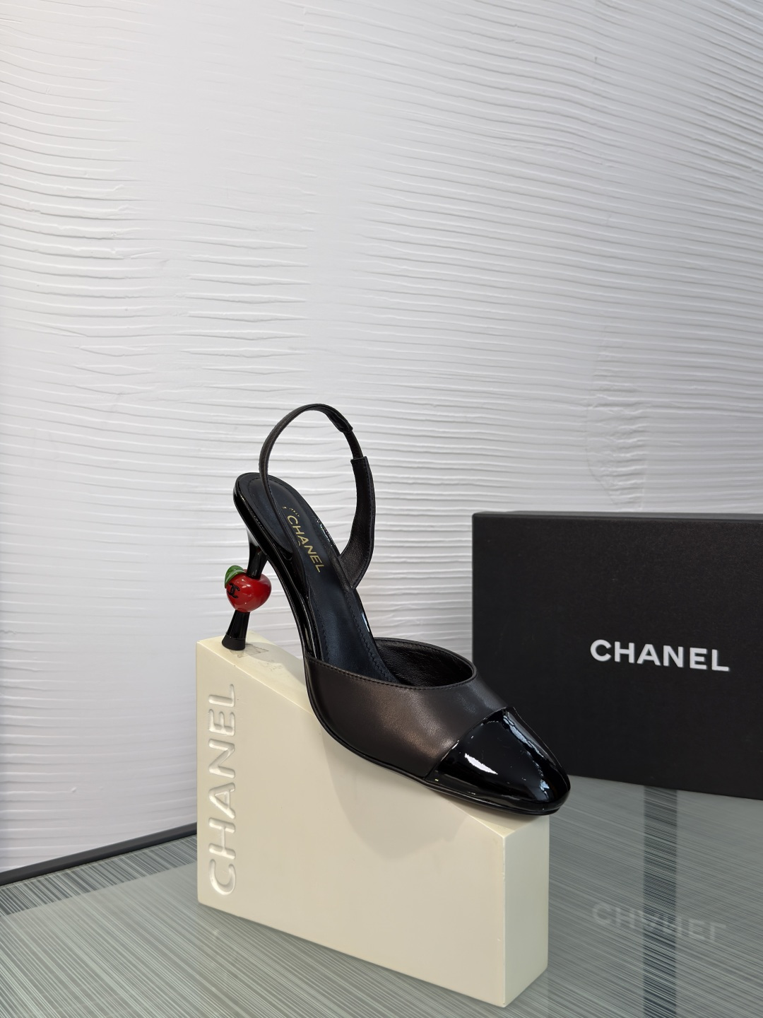 NO:930033,Top version: CHANEL Chanel 2026 new summer style round toe, color matching, empty back, apple heel, high heels, sandals Chanel Chanel's color matching, empty back high heel sandals, with exquisite ladylike atmosphere, classic round toe contrasting design, three-dimensional apple decoration on the heel, adjustable back strap, retro and full of smart ingenuity, easily enhance the overall temperament. Fabric imported sheepskin/patent leather, lining/foot pads imported sheepskin  Outsole Italian imported genuine leather outsole Heel height 8.5cm Size 35-41 (40 41 customized, non-refundable), sandals, chanel, chanel, sandals, high heels, sheepskin, Leather soles19860909顶级版本: CHANEL 香奈儿 2026 夏季新款 圆头 拼色 后空 苹果跟 高跟鞋 凉鞋 Chanel 香奈儿这款拼色后空高跟凉鞋,自带精致名媛氛围感,经典圆头撞色设计,后跟点缀立体苹果装饰,后空可调节绊带,复古又充满灵动巧思,轻松提升整体气质. 面料进口羊皮/漆皮 内里/垫脚进口羊皮 大底意大利进口真皮大底 跟高8.5cm Size35-41（40 41 定做不退换）,凉鞋,chanel,chanel,sandals,high heels,sheepskin,Leather soles,Women's Shoes