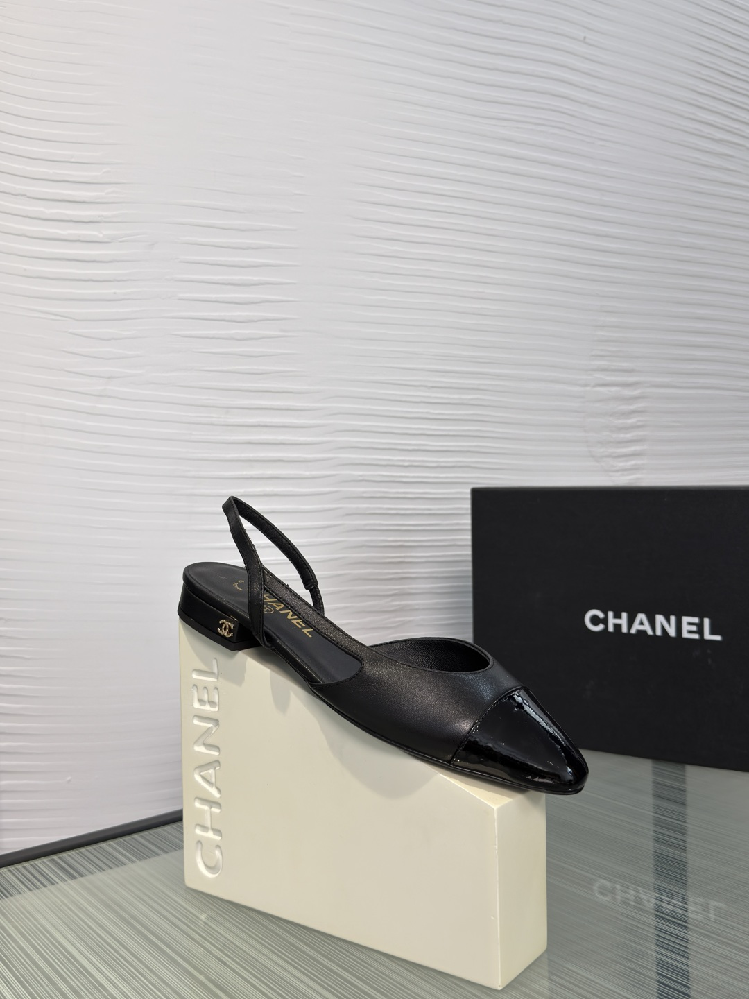 NO:930043,Top version: CHANEL Chanel 2026 new summer style pointed toe color block back hollow thick heel sandals Chanel Chanel's color block back high heel sandals have a French elegant lady temperament, classic contrasting toe design, soft and slender pointed lines, simple and neat back strap structure, retro and exquisite, easily creating a gentle and elegant style. Fabric imported sheepskin/patent leather/stone grain cowhide/horse hair  Lining/foot pads imported sheepskin outsole Italian imported genuine leather outsole Size35-41 (40 41 custom-made and non-returnable), sandals, chanel, chanel, sandals, cowhide, sheepskin, Leather soles19860909顶级版本: CHANEL 香奈儿 2026 夏季新款 尖头 拼色 后空 粗跟 凉鞋 Chanel 香奈儿这款拼色后空高跟凉鞋,自带法式优雅的名媛气质,经典撞色鞋头设计,尖头线条柔和修长,后绊带结构简约利落,复古又精致,轻松塑造温婉大气的穿搭格调. 面料进口羊皮/漆皮/石头纹牛皮/马毛 内里/垫脚进口羊皮 大底意大利进口真皮大底 Size35-41（40 41 定做不退换）,凉鞋,chanel,chanel,sandals,cowhide,sheepskin,Leather soles,Women's Shoes