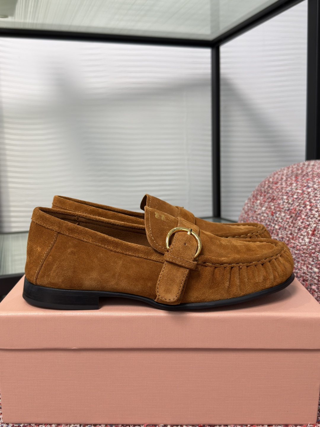 NO:958303,Top version: MIU MIU 2026 new early autumn pleated buckle flat loafers. This suede leather shoe combines the college temperament of loafers and the elegant style of Mary Jane shoes. This ultra-light pleated design is decorated with exquisite gold logo and buckle details. Fabric imported cowhide/cow suede Lining/foot pad imported sheepskin outsole Original open molded rubber outsole Size35-40 (40  Customized (non-refundable), loafers, miumiu, loafers, mary jane, cowhide, sheepskin19860909顶级版本: MIU MIU 缪缪 2026 早秋新款 褶皱 带扣 平底 乐福鞋 这款绒面皮革鞋履糅合乐福鞋的学院气质与玛丽珍鞋的优雅格调.这款超轻盈褶皱设计饰以精致金色徽标与搭扣细节. 面料进口牛皮/牛反绒 内里/垫脚进口羊皮 大底原版开模橡胶大底 Size35-40（40 定做不退换）,乐福鞋,miumiu,loafers,mary jane,cowhide,sheepskin,Women's Shoes