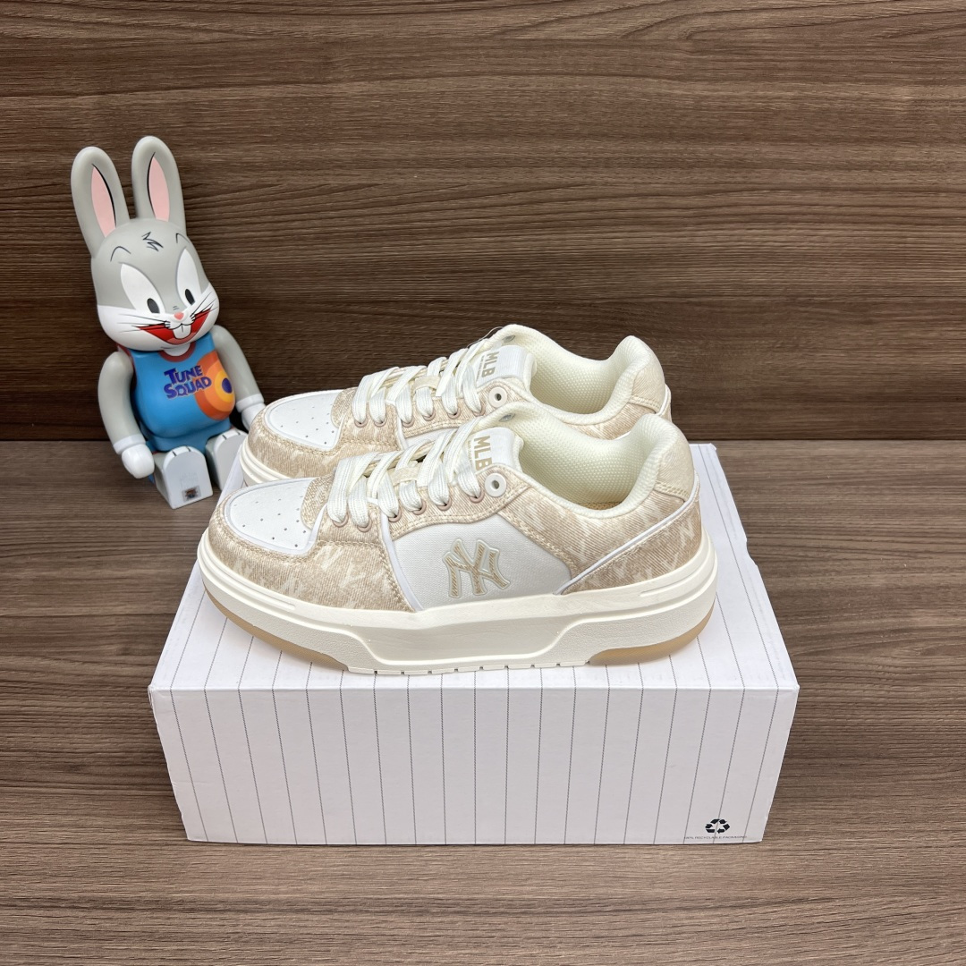 NO:386905,Top version MLB New York Yankees Presbyterian fashion versatile sporty and comfortable trend, non-slip and wear-resistant, low-top shoes, same style for men and women, beige. Size 35-45 code: 3ASXS015N-50BGS Full set of decoction packaging poison card, poison button, cotton socks, poison box., casual shoes/sports shoes, sneakers19860909顶级版本MLB 纽约洋基队 老花时尚百搭运动舒适潮流 防滑耐磨 低帮 板鞋 男女同款 米黄色. 码数35-45码 编码: 3ASXS015N-50BGS 全套得物包装毒卡 毒扣 棉袜 毒盒.,休闲鞋/运动鞋,sneakers,Women's Shoes
